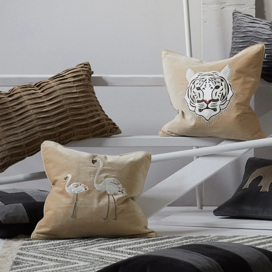 자수 플라밍고 베개커버 50x50 cm, Beige Chhatwal & Jonsson | 샤트왈앤존슨