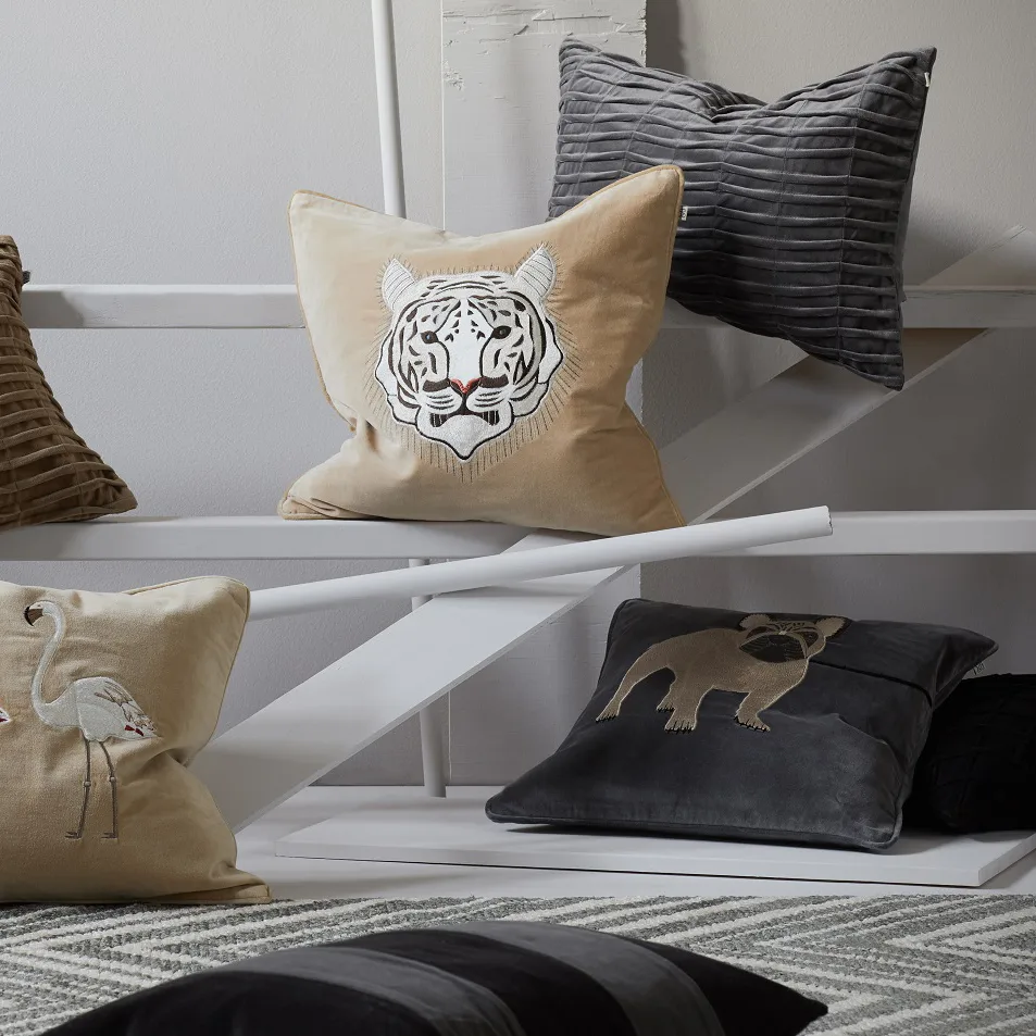 자수 프랜치 불독 베개커버 50x50 cm, Grey Chhatwal & Jonsson | 샤트왈앤존슨