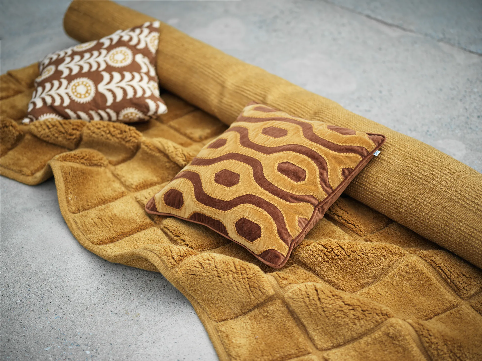 알로크 쿠션 커버 50x50 cm, Taupe-spicy yellow Chhatwal & Jonsson | 샤트왈앤존슨