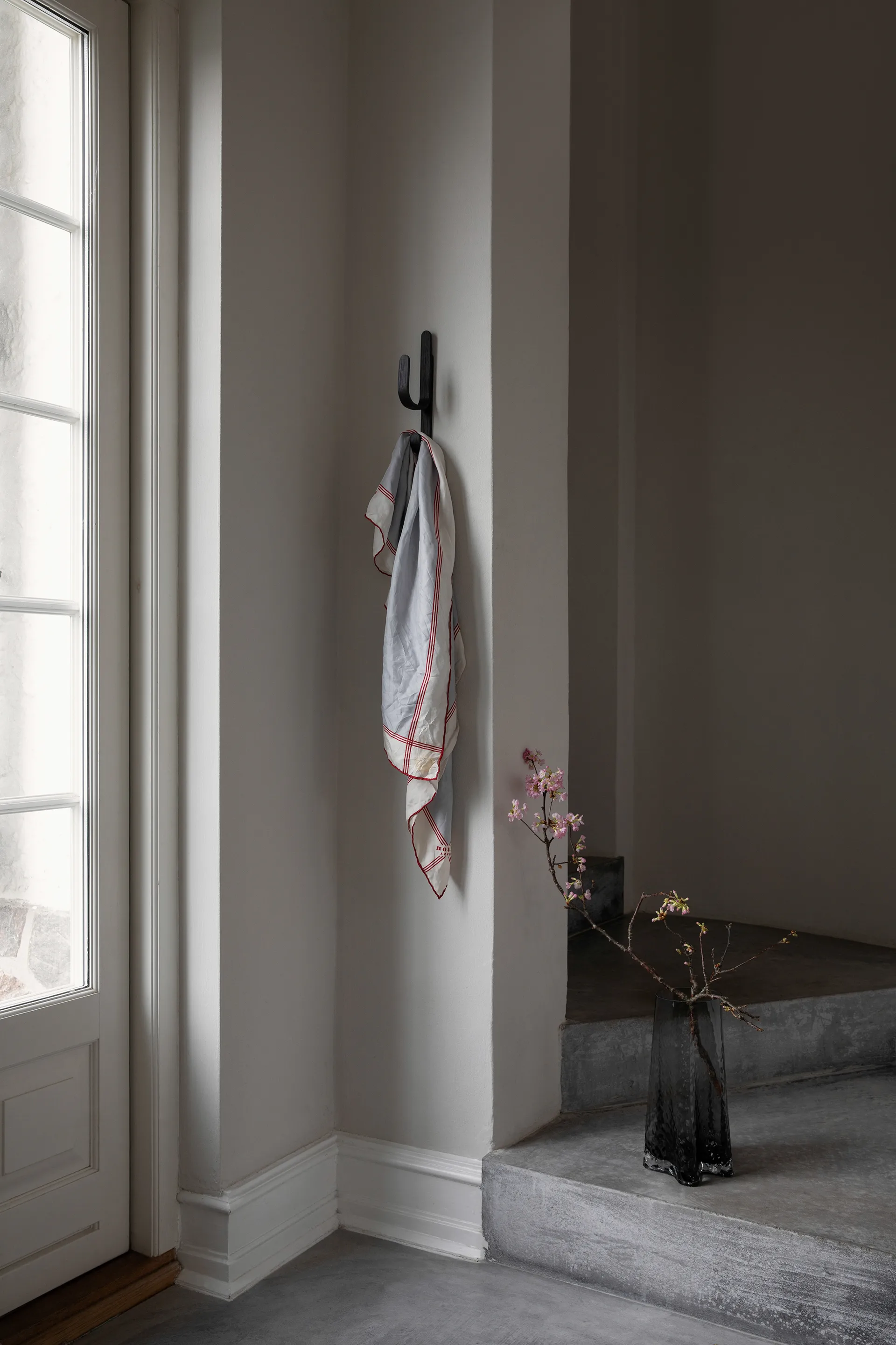 그라이 화병 30 cm, Smoke Cooee Design | 쿠이디자인