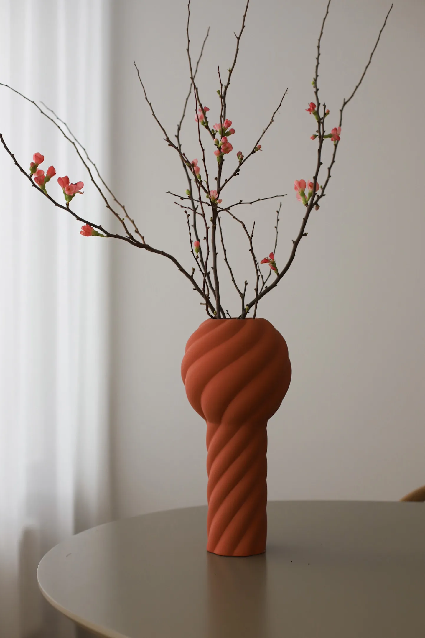 트위스트 필라 화병 34 cm, Brick Red Cooee Design | 쿠이디자인