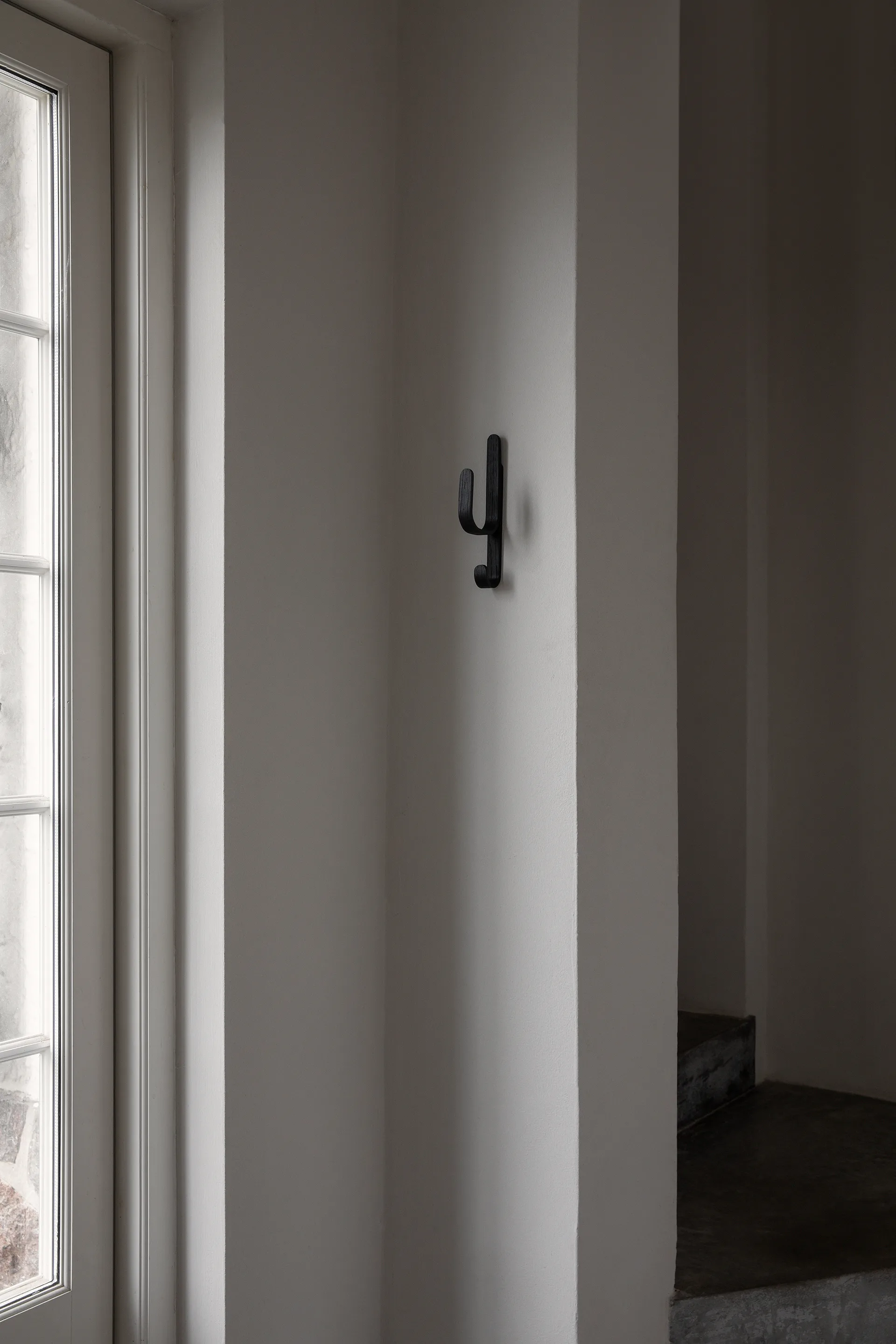 우디 훅 원, Black stained oak Cooee Design | 쿠이디자인