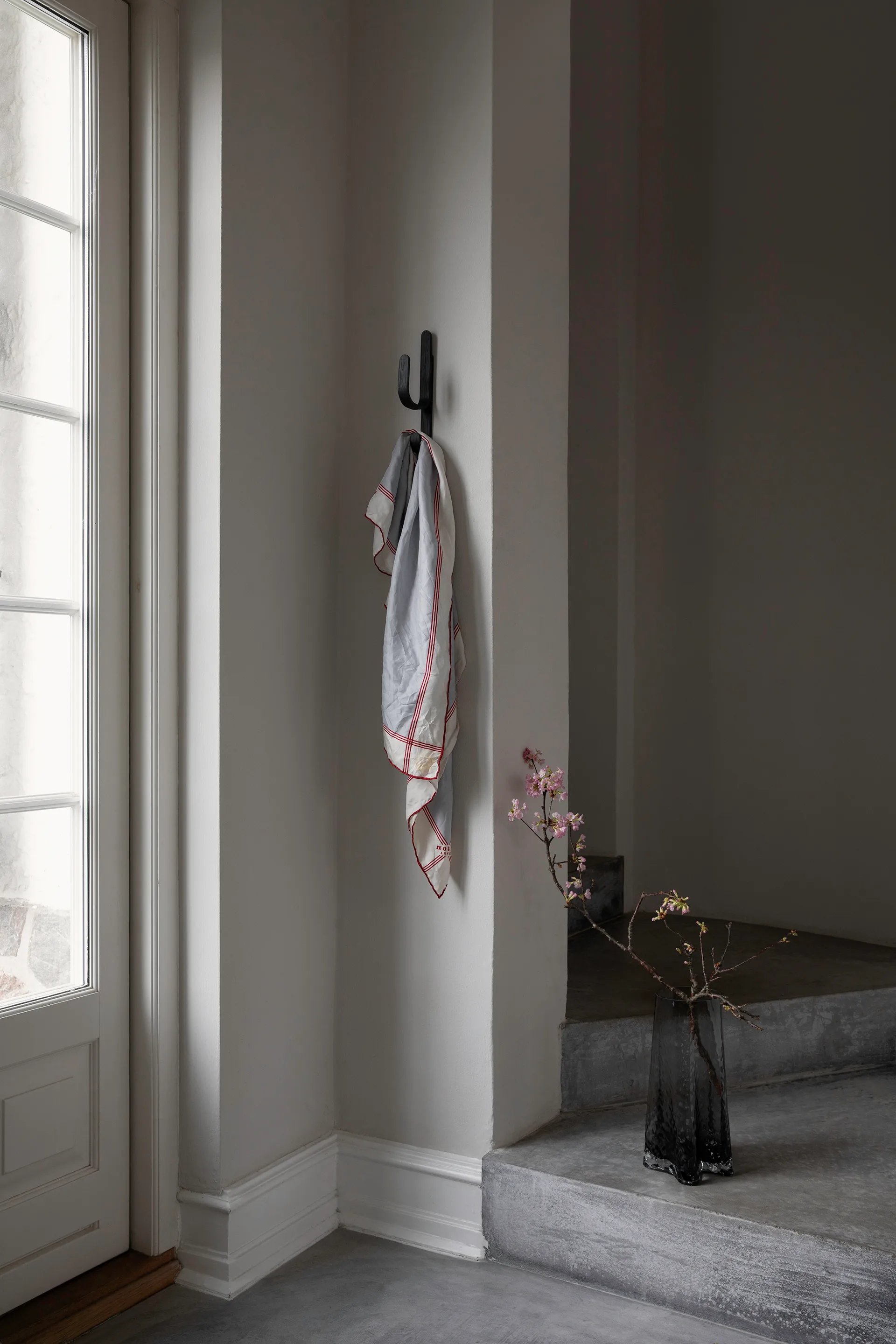 우디 훅 원, Black stained oak Cooee Design | 쿠이디자인