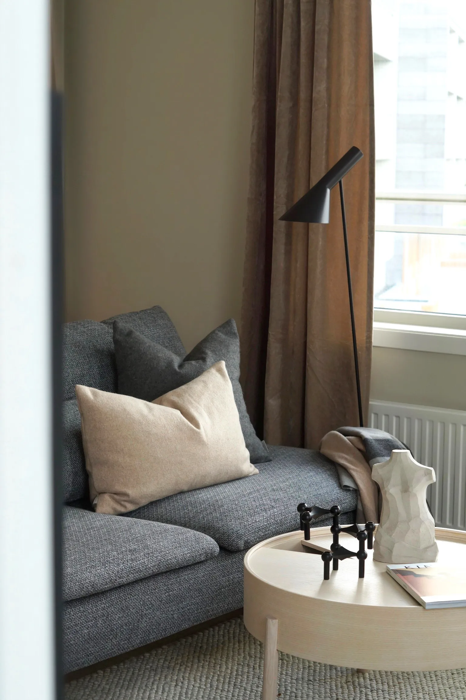 Eve II 조각 장식품, limestone Cooee Design | 쿠이디자인