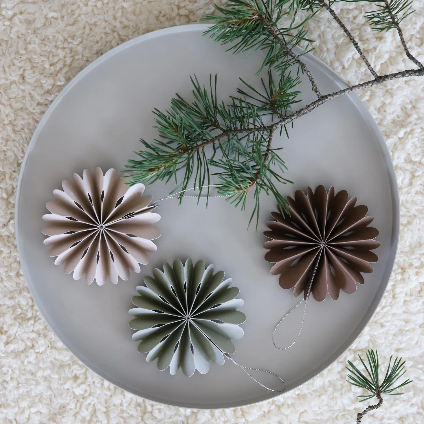 페이퍼 플라워스 크리스마스 장식, sand Cooee Design | 쿠이디자인