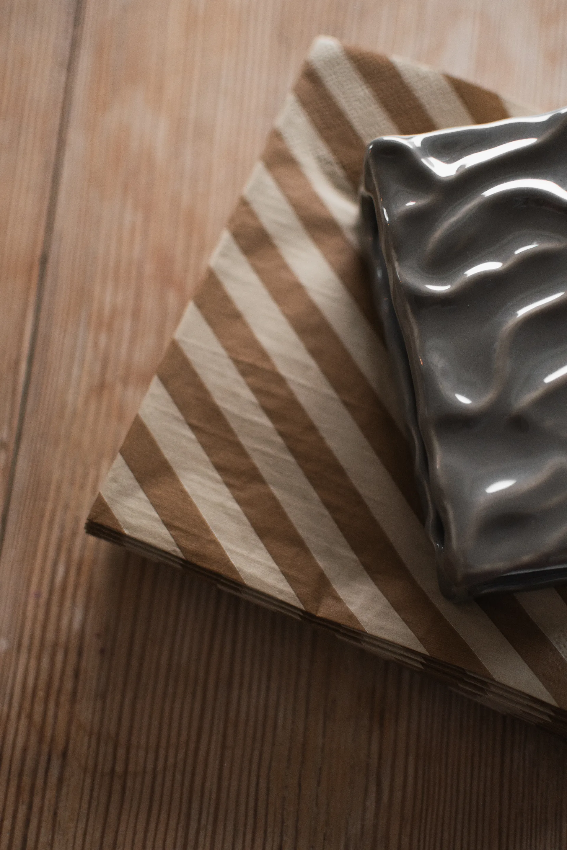 스트라이프 페이퍼 냅킨 33x33 cm 20개 세트, Nougat DBKD | 디비케이디