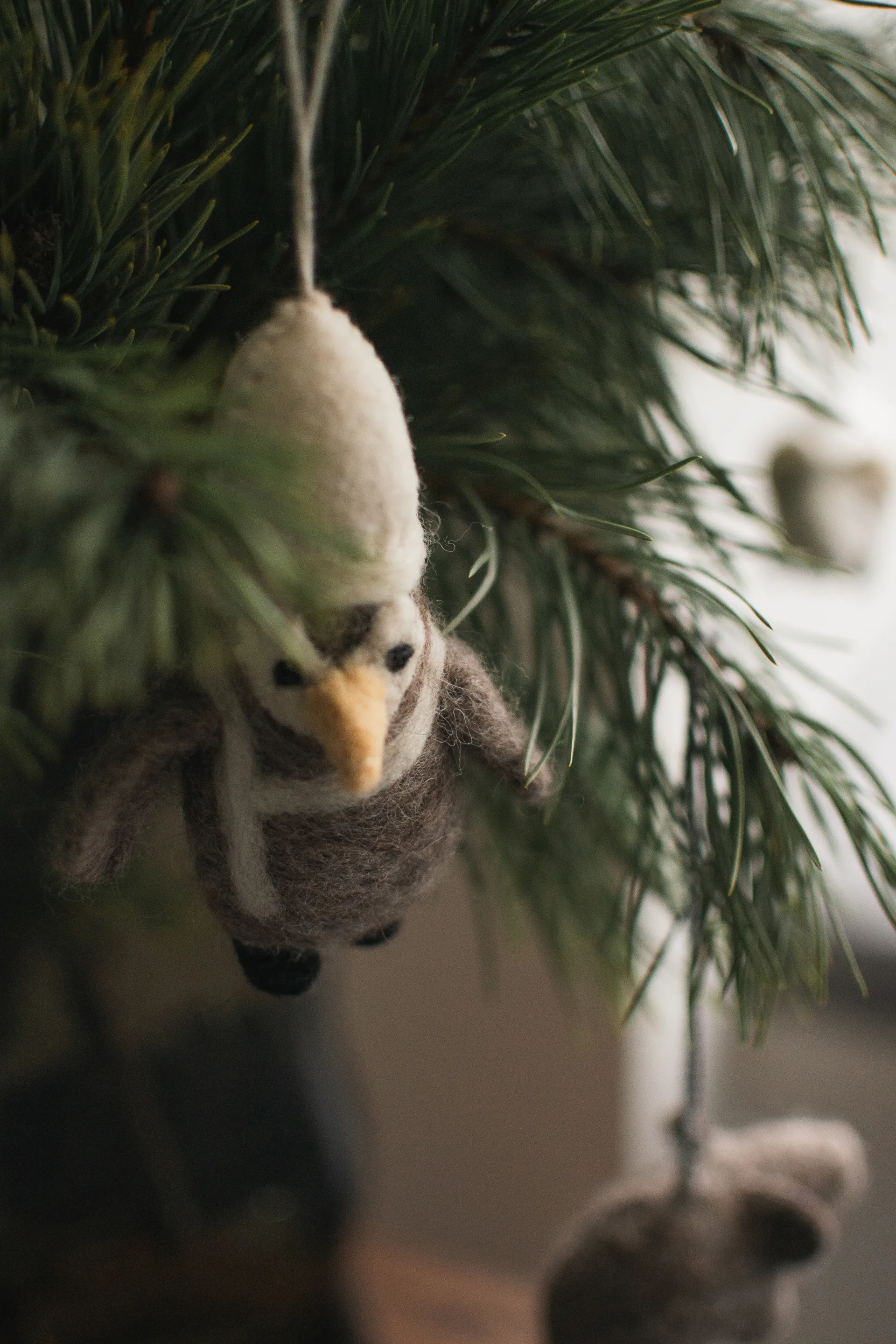 행잉 펭귄 장식 행거, Beige-white DBKD | 디비케이디