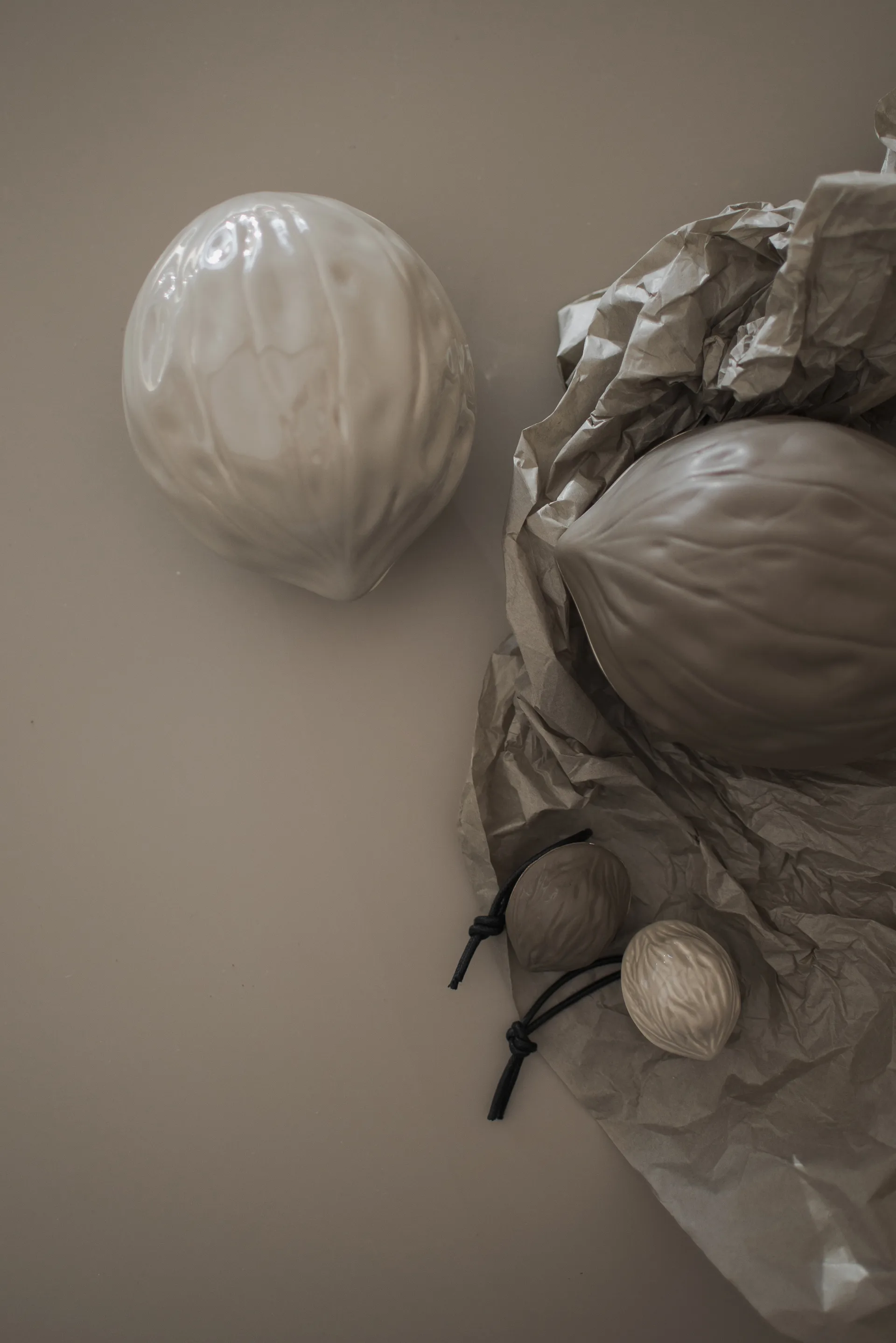 행잉 월넛 크리스마스 트리 장식, Dust DBKD | 디비케이디