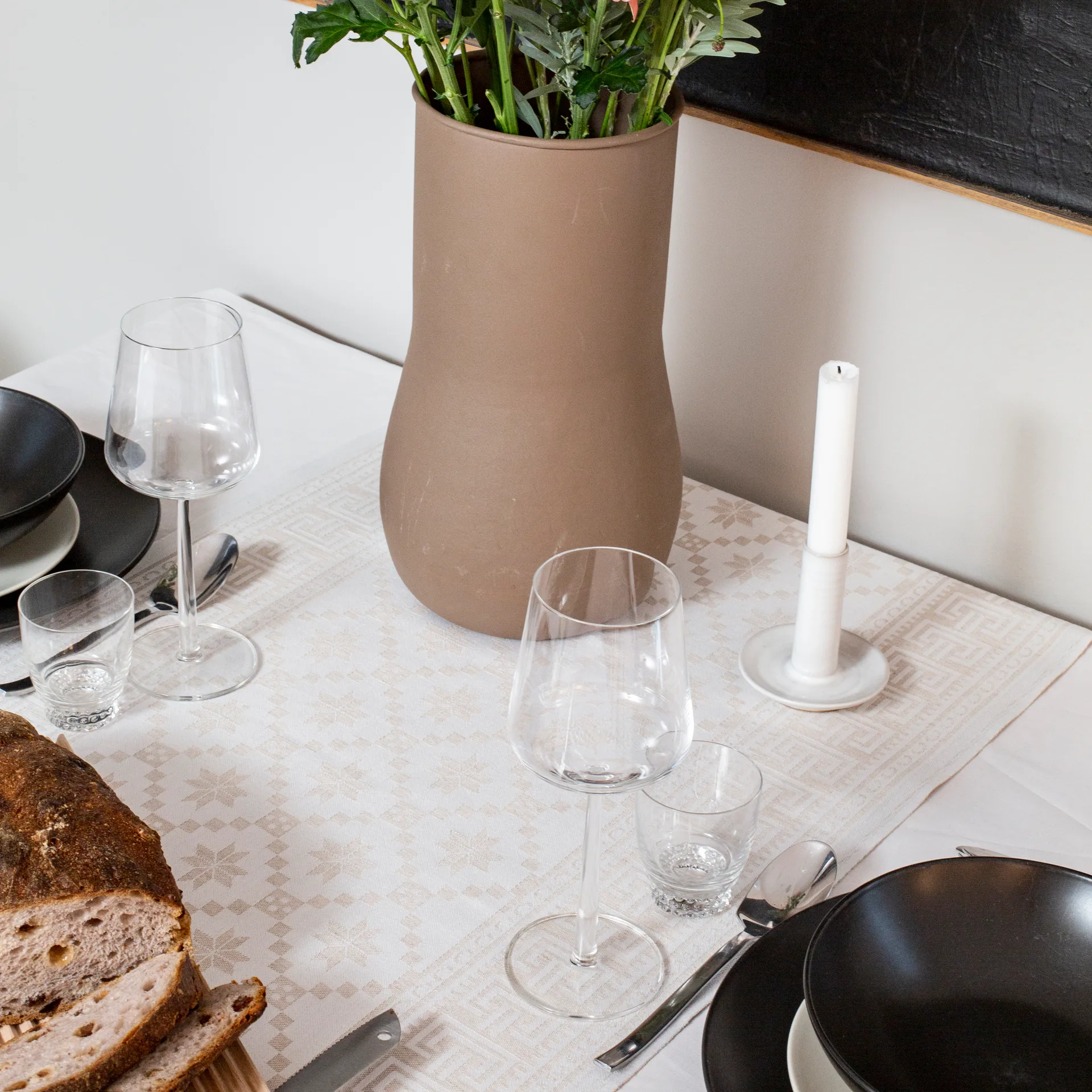 Åttebladrose 테이블러너 50x150 cm, Beige Ekelund Linneväveri | 에켈룬드 린네바베리