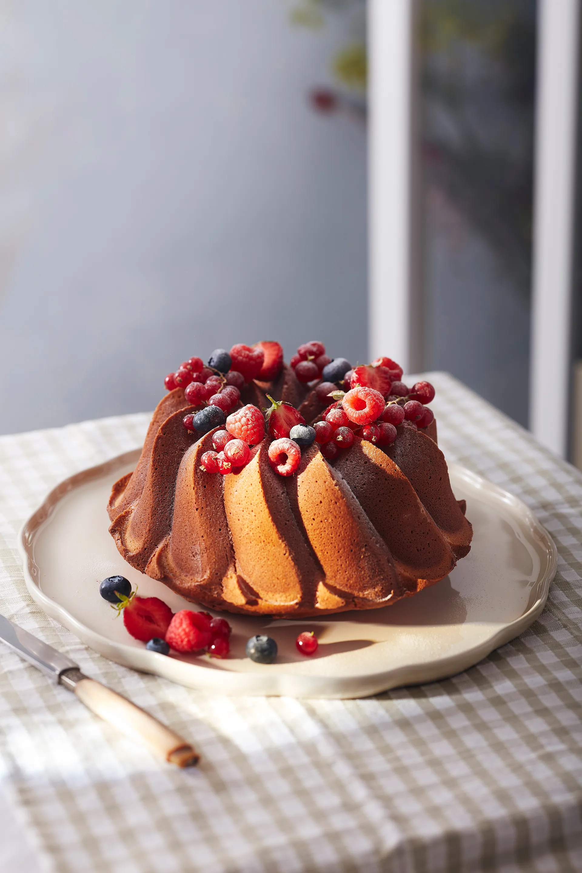 Emile Henry 마들렌 서빙 플래터, Cream, round Emile Henry