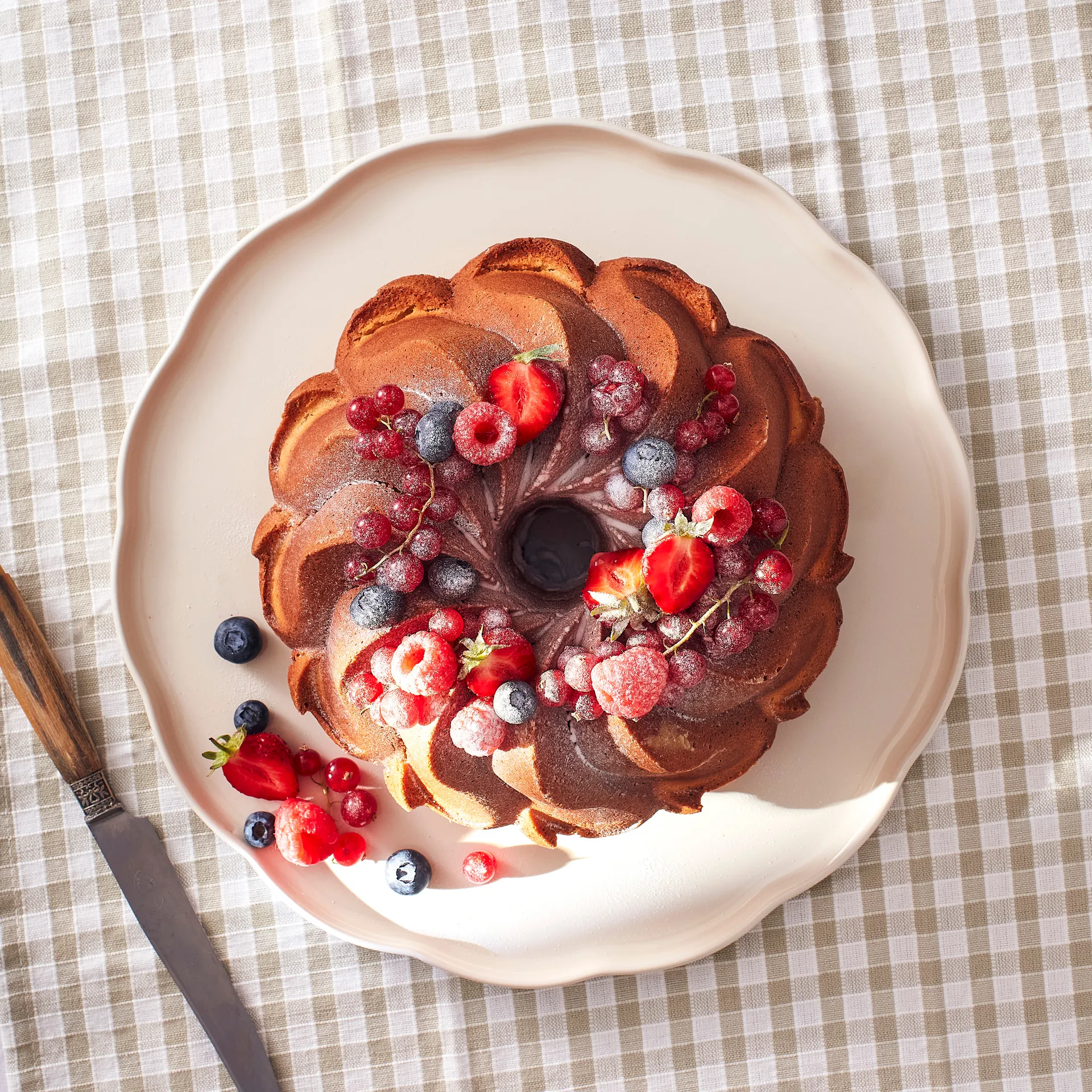 Emile Henry 마들렌 서빙 플래터, Cream, round Emile Henry