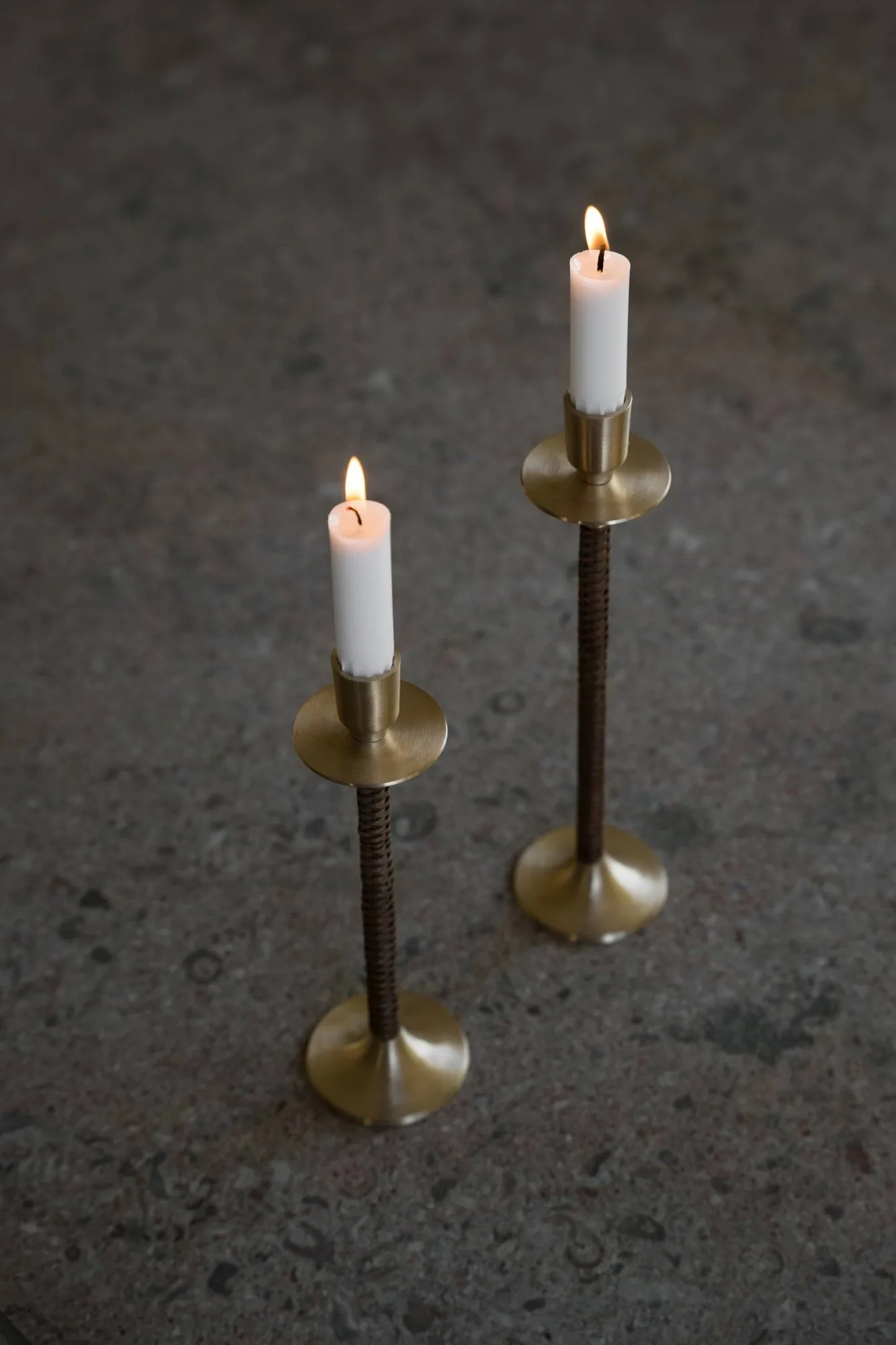 Ernst 플랫 위 캔들 홀더, Brass, Ø8x25 cm ERNST | 에른스트