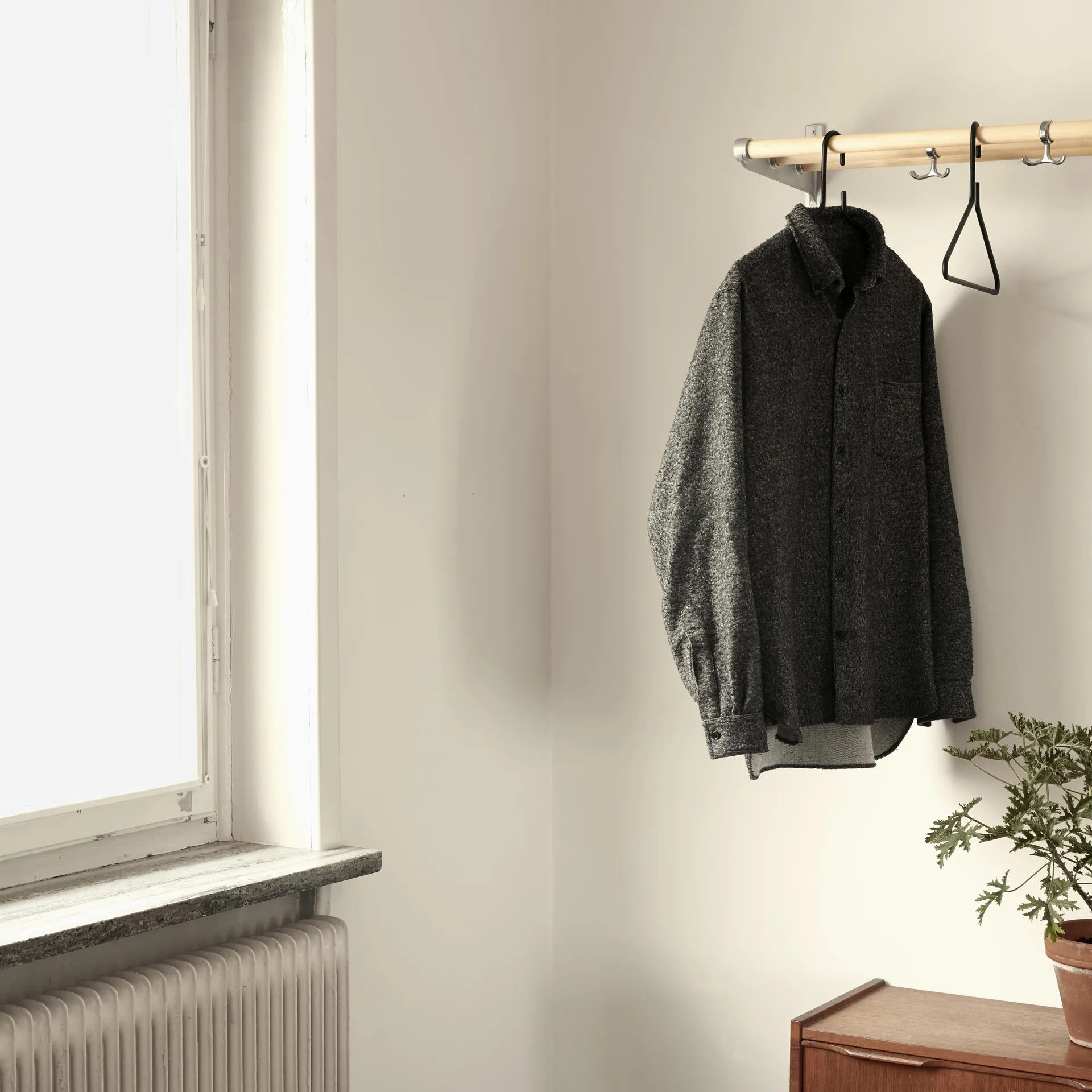 Nostalgi 신발 or 모자 선반, Birch, aluminium stand Essem Design | 에셈디자인