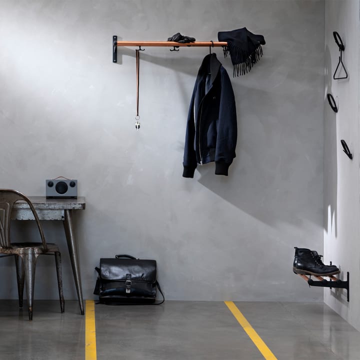 Nostalgi 신발 or 모자 선반, Brass, black stand Essem Design | 에셈디자인