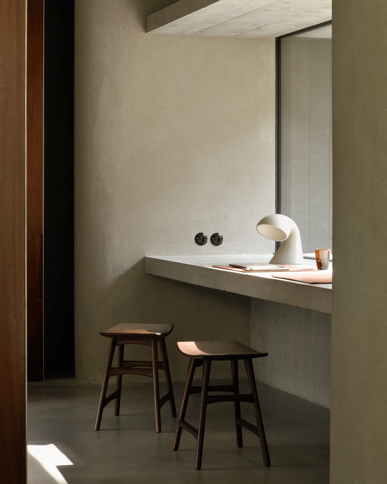 오소 스툴 48x50 cm, Lacquered teak brown Ethnicraft | 에스니크래프트