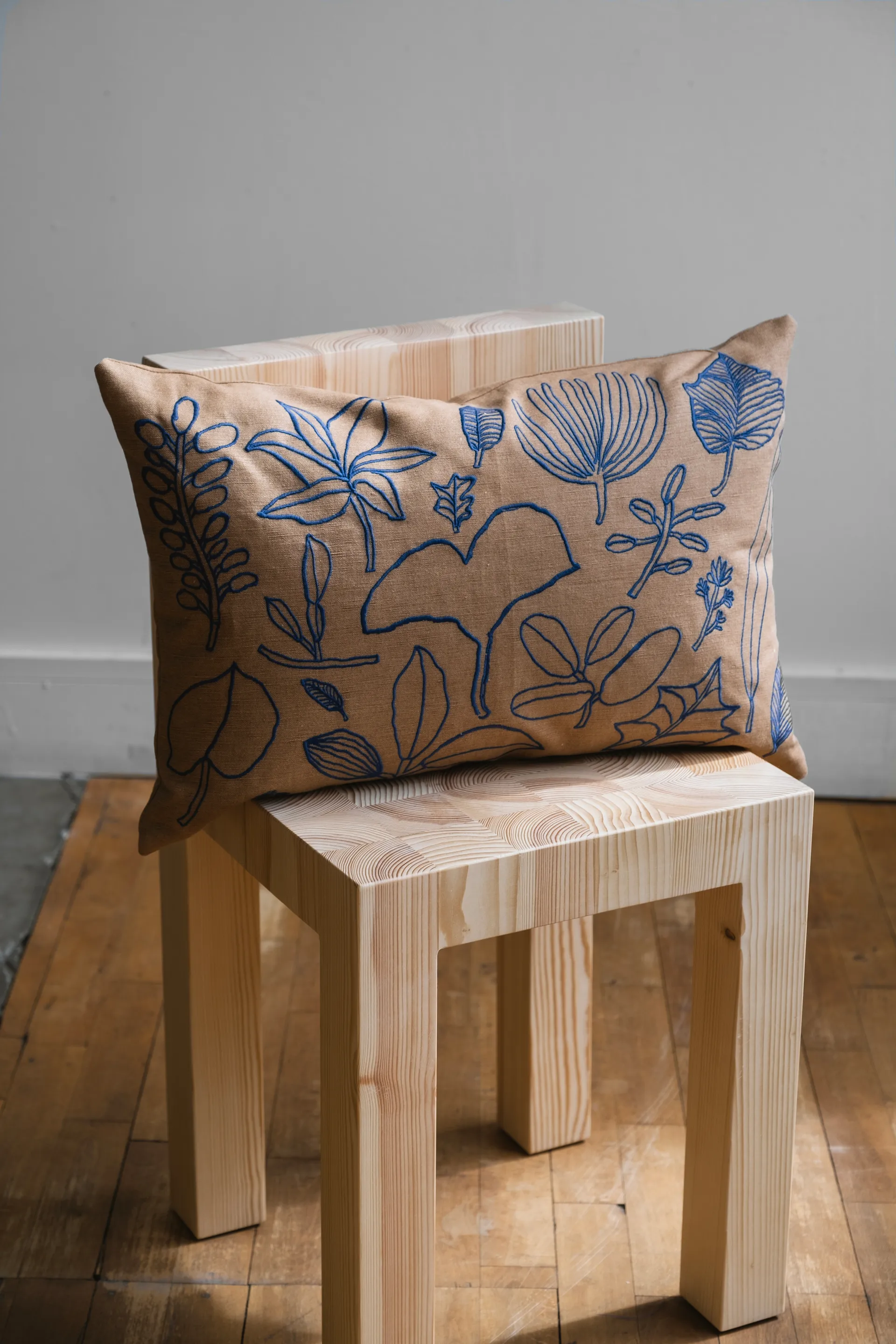 보타닉 쿠션 커버 38x58 cm, Brown-Blue Fine Little Day | 파인리틀데이