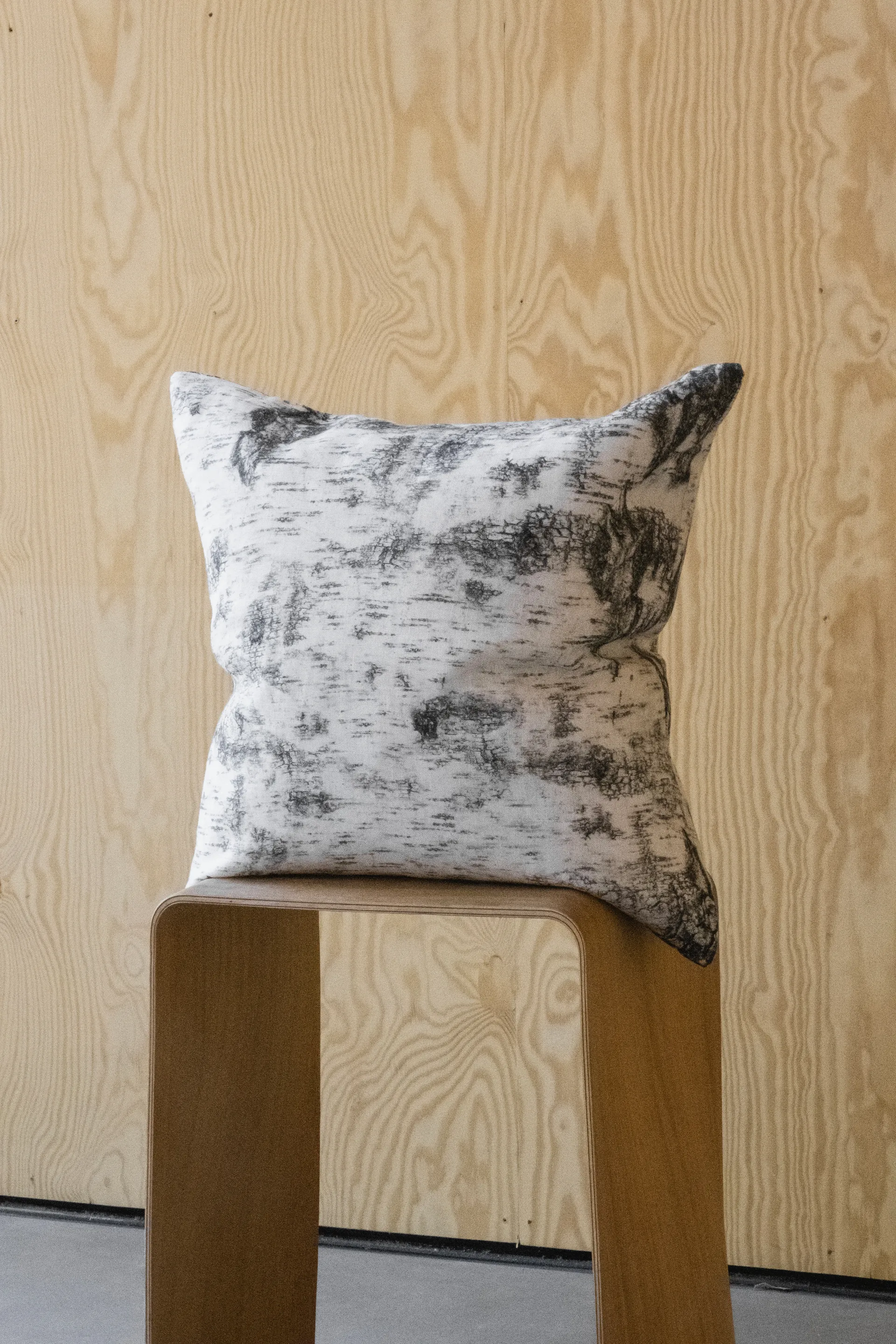 바크 쿠션 커버 48x48 cm, Black-white Fine Little Day | 파인리틀데이