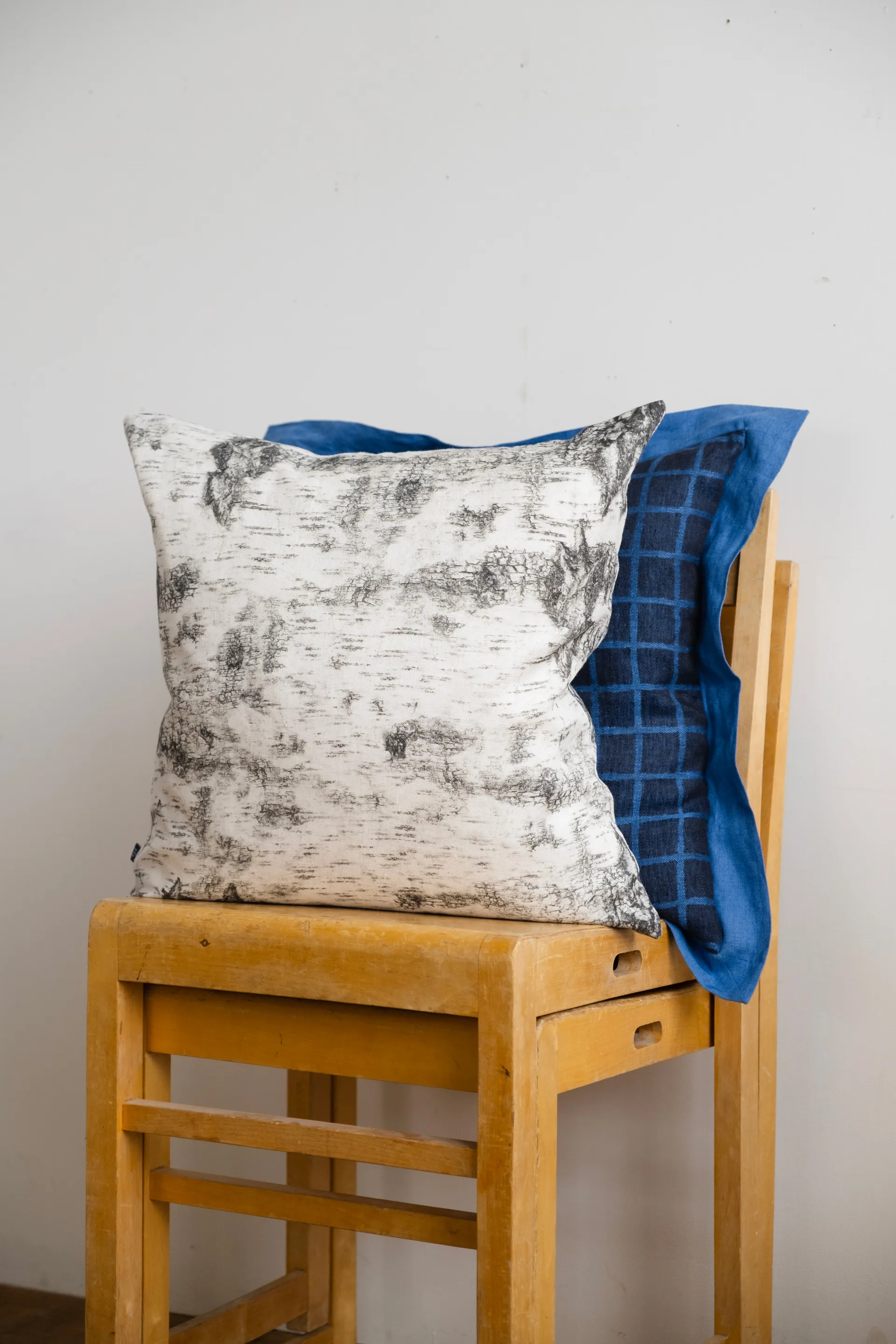 바크 쿠션 커버 48x48 cm, Black-white Fine Little Day | 파인리틀데이