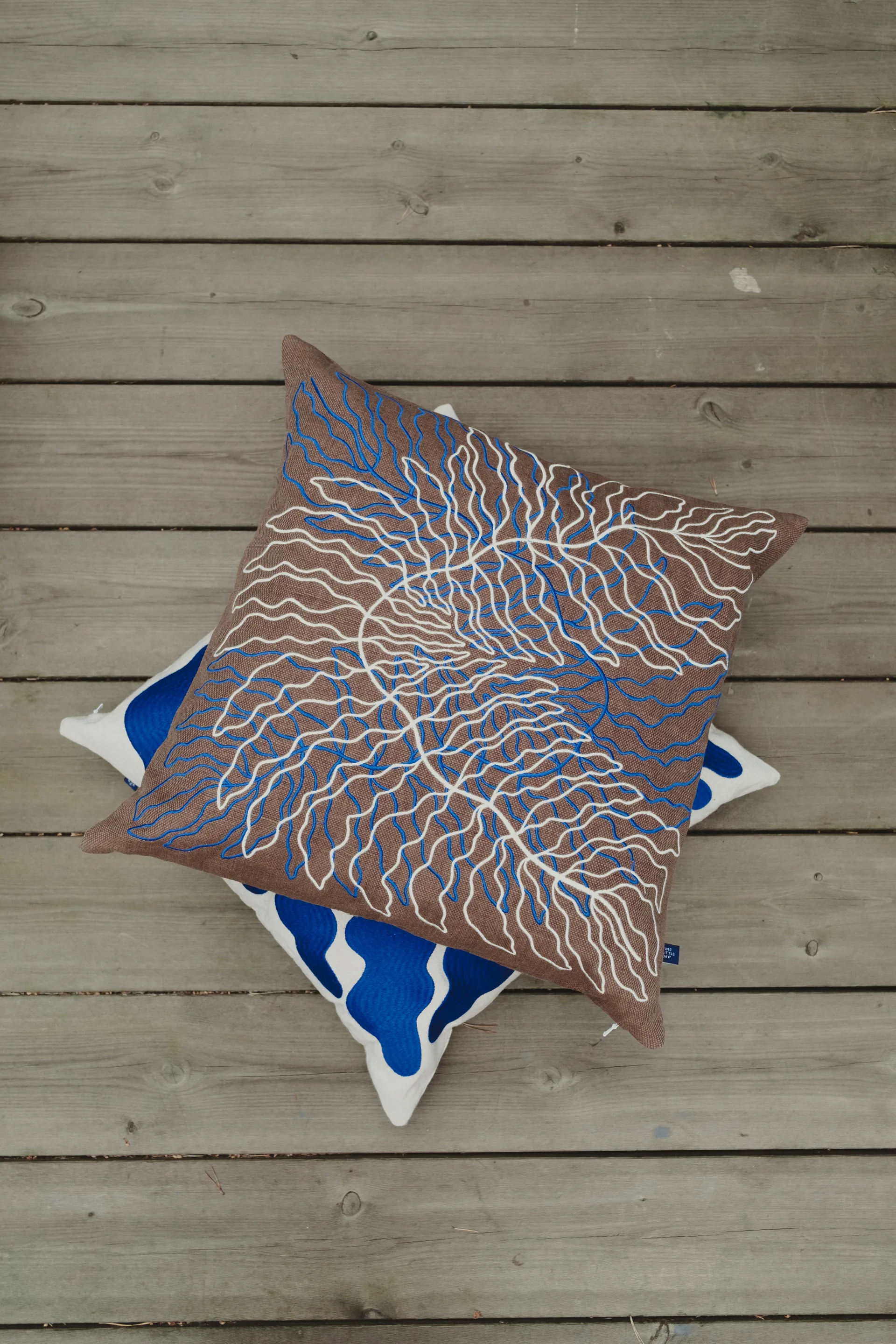 리브스 자수 쿠션 커버 48x48 cm, Brown Fine Little Day | 파인리틀데이