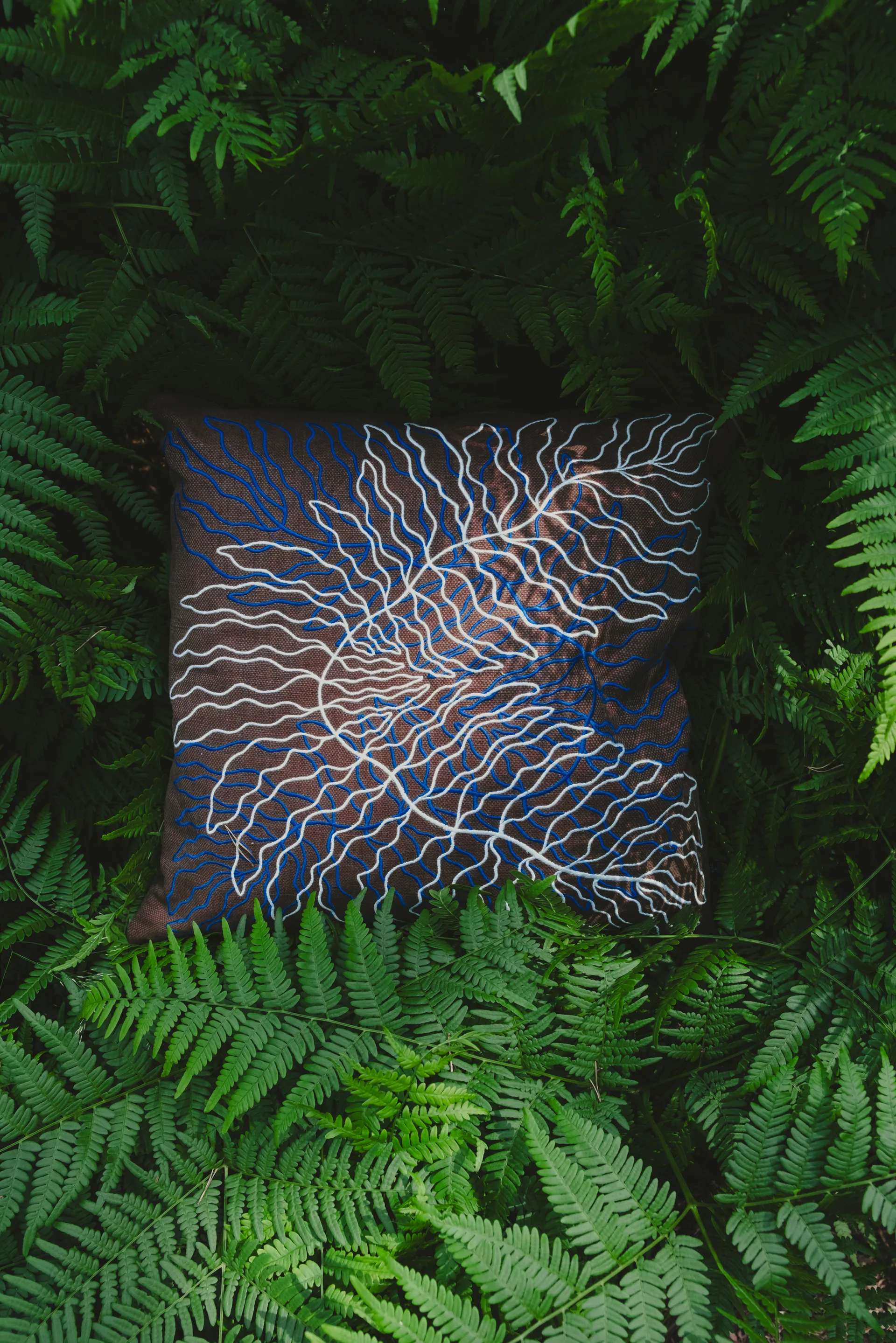 리브스 자수 쿠션 커버 48x48 cm, Brown Fine Little Day | 파인리틀데이