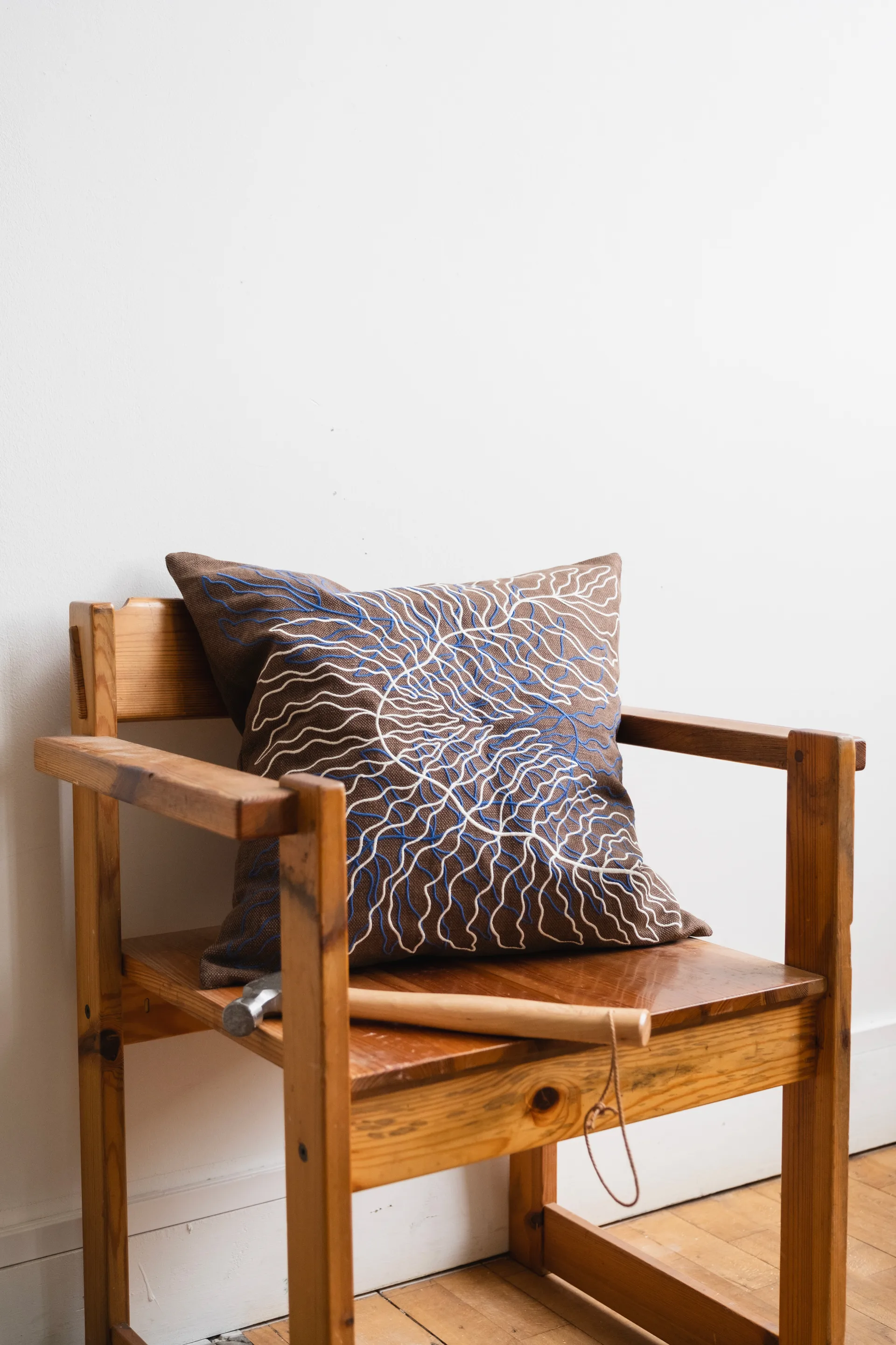 리브스 자수 쿠션 커버 48x48 cm, Brown Fine Little Day | 파인리틀데이