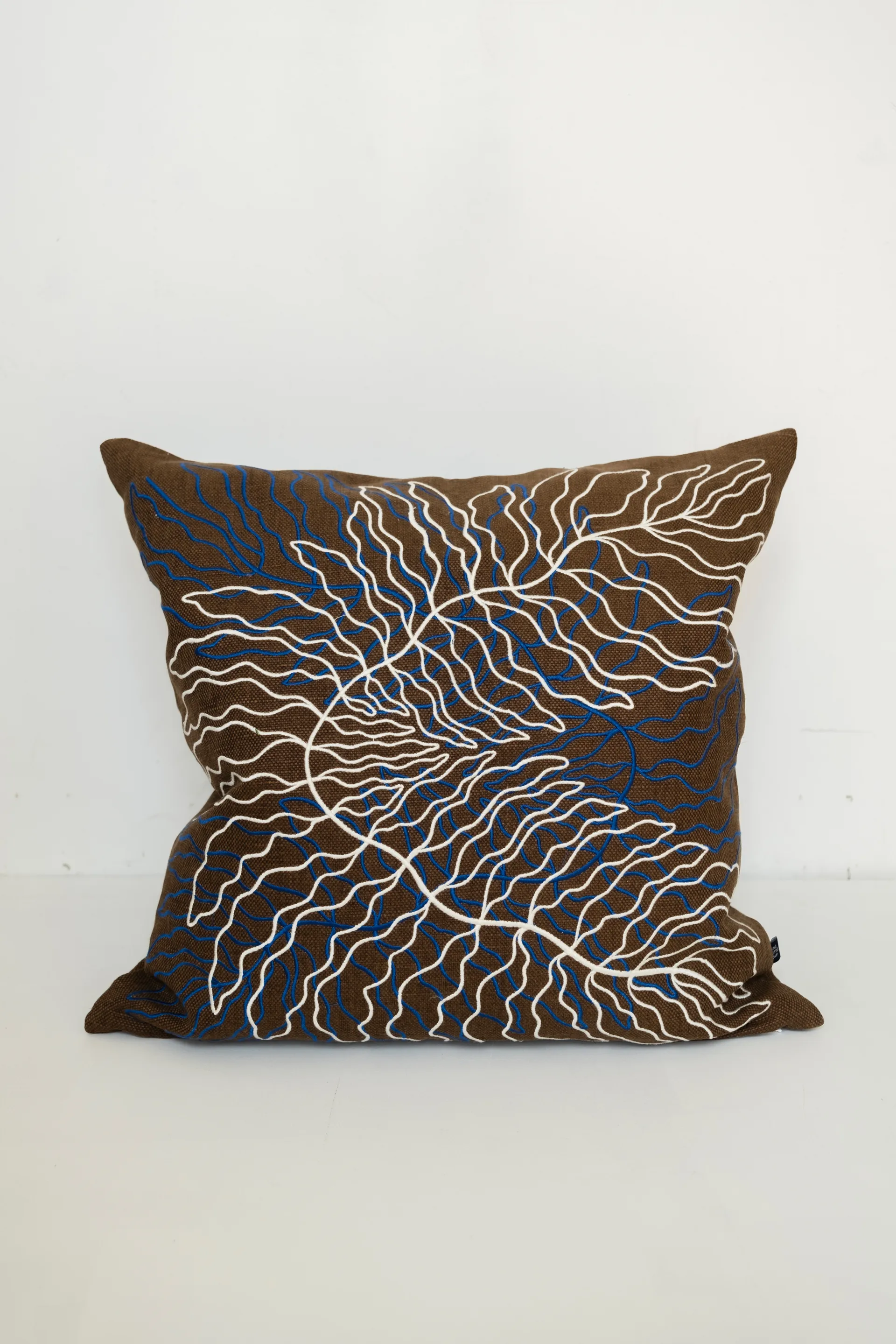 리브스 자수 쿠션 커버 48x48 cm, Brown Fine Little Day | 파인리틀데이