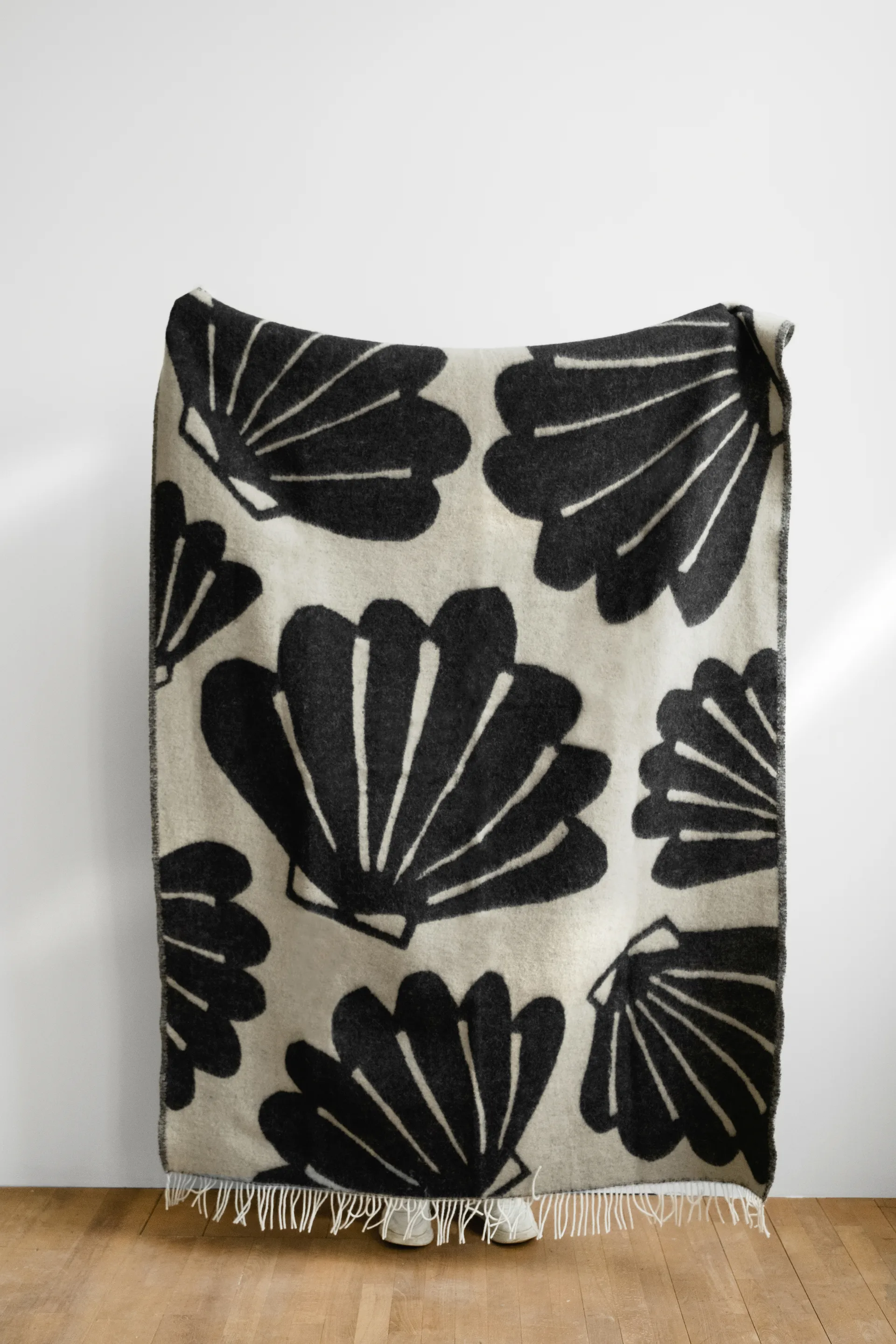 Snäcka 스로우 130x190 cm, Coal-Beige Fine Little Day | 파인리틀데이