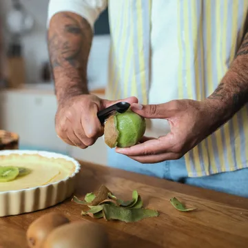펑셔널 폼 채소 필러 - Black, fruit peeler, pivoting blade - Fiskars | 피스카스