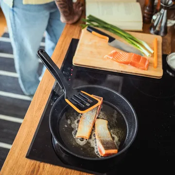 Functional Form 뒤집개 - Black-orange, 36.2 cm - Fiskars | 피스카스