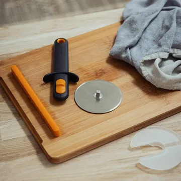 Functional Form 피자 커터 - Black, with blade guard - Fiskars | 피스카스