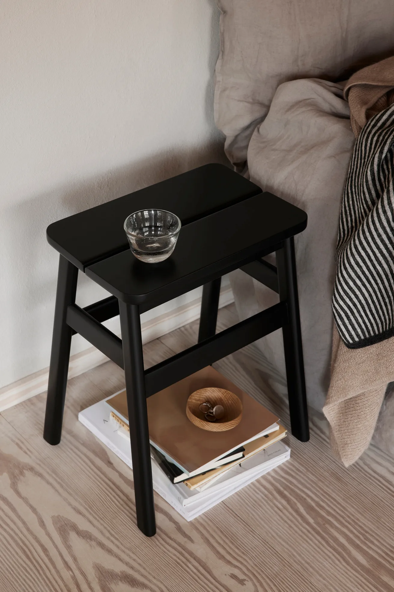 앵글 스탠다드 스툴 45 cm, Black Form & Refine