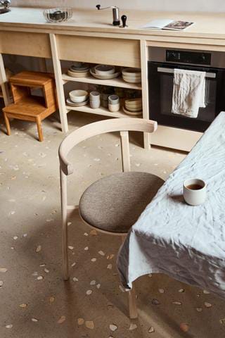 루나 체어 - White oak-Hallingdal 65-0227 - Form & Refine
