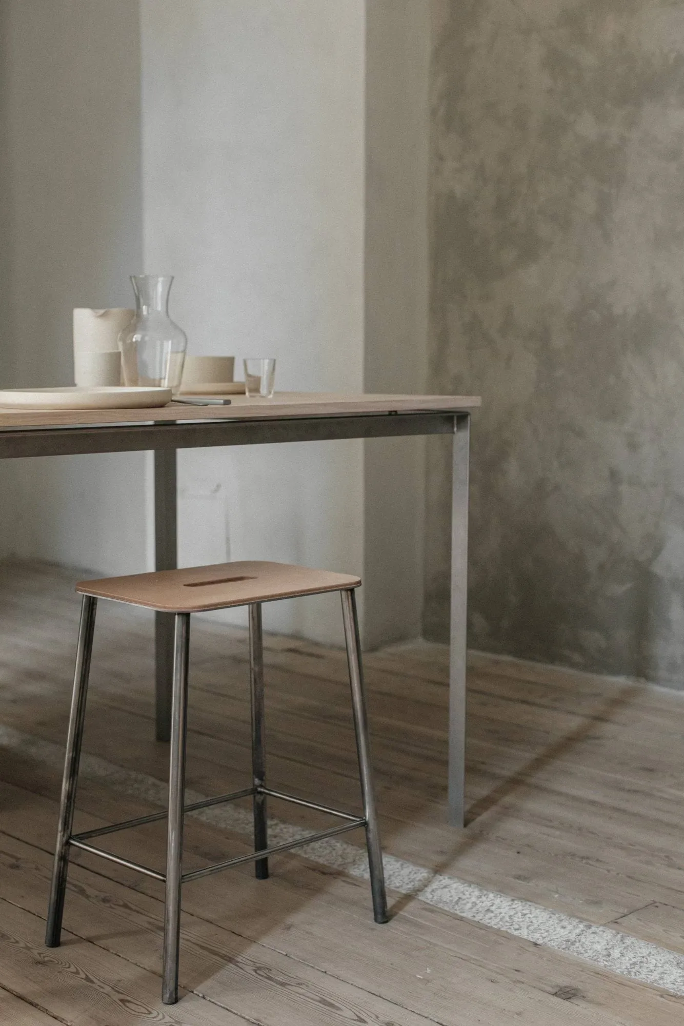 Adam 스툴, Raw steel-natural leather, H:50 cm FRAMA