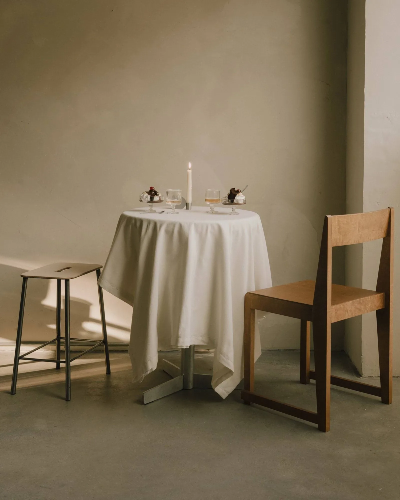 Adam 스툴, Raw steel-natural leather, H:65 cm FRAMA