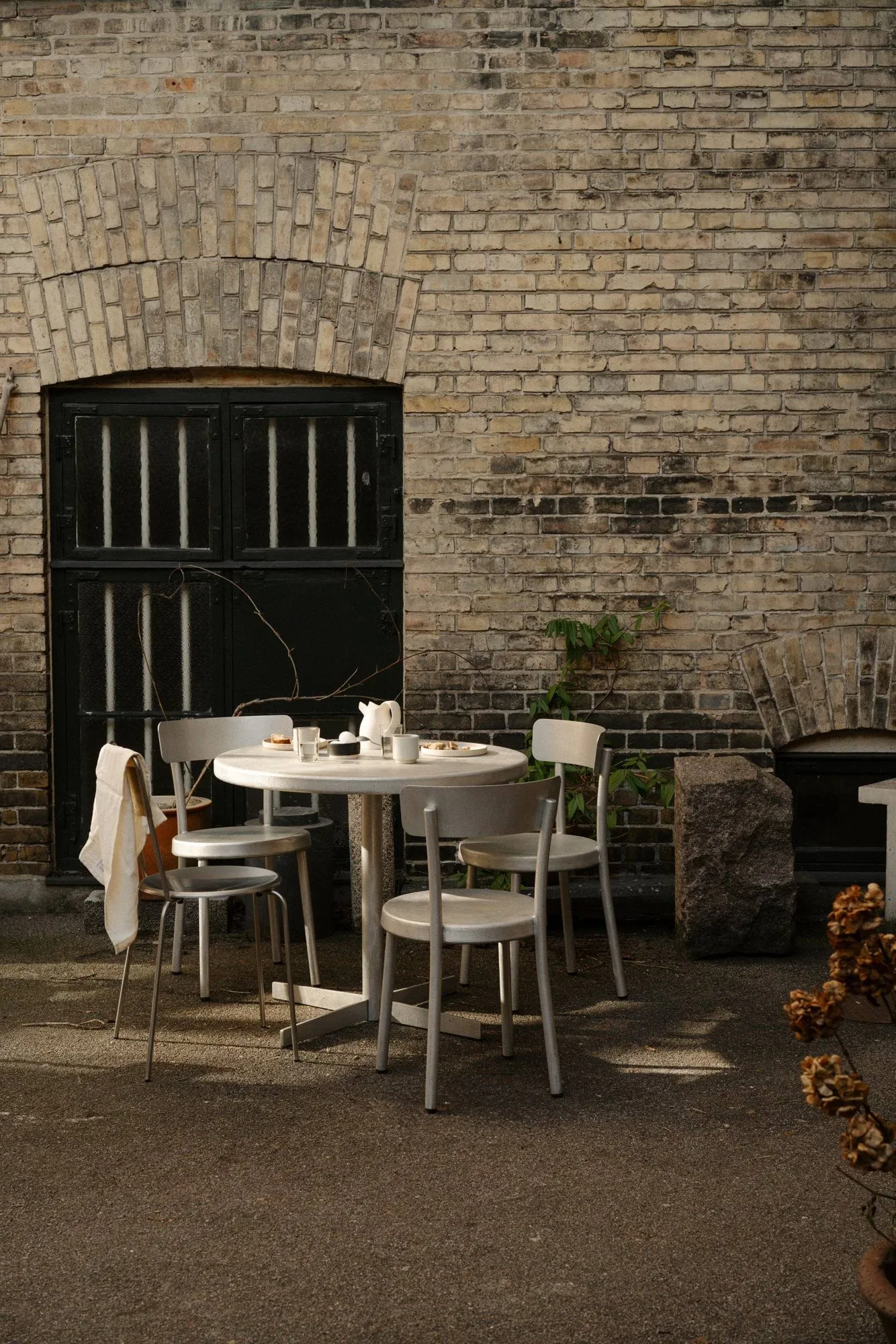 Tasca Table 다이닝 테이블, Aluminium, large, Ø87,5x75,5 cm FRAMA