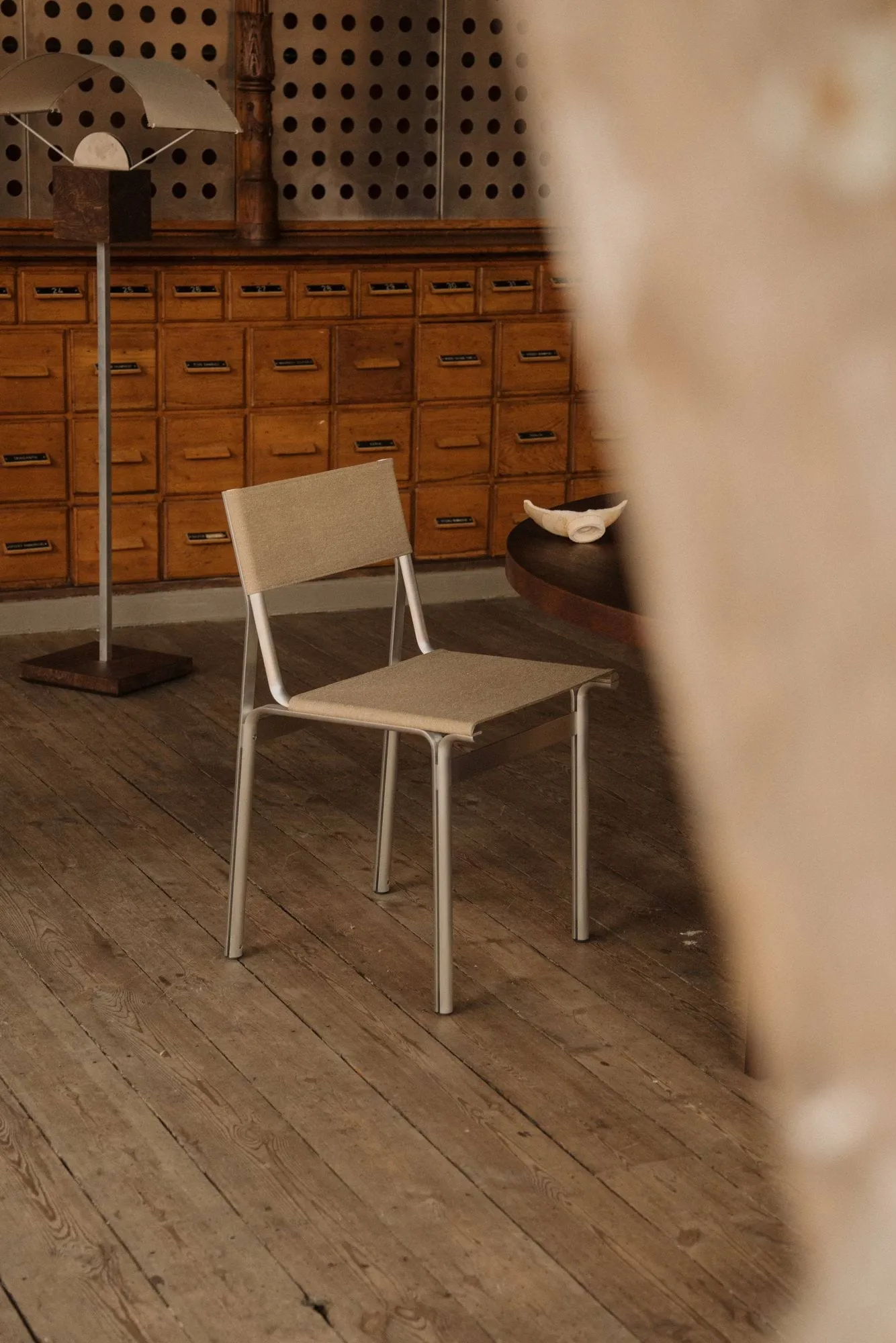 Union 체어, Aluminium-Sandstone Linen FRAMA