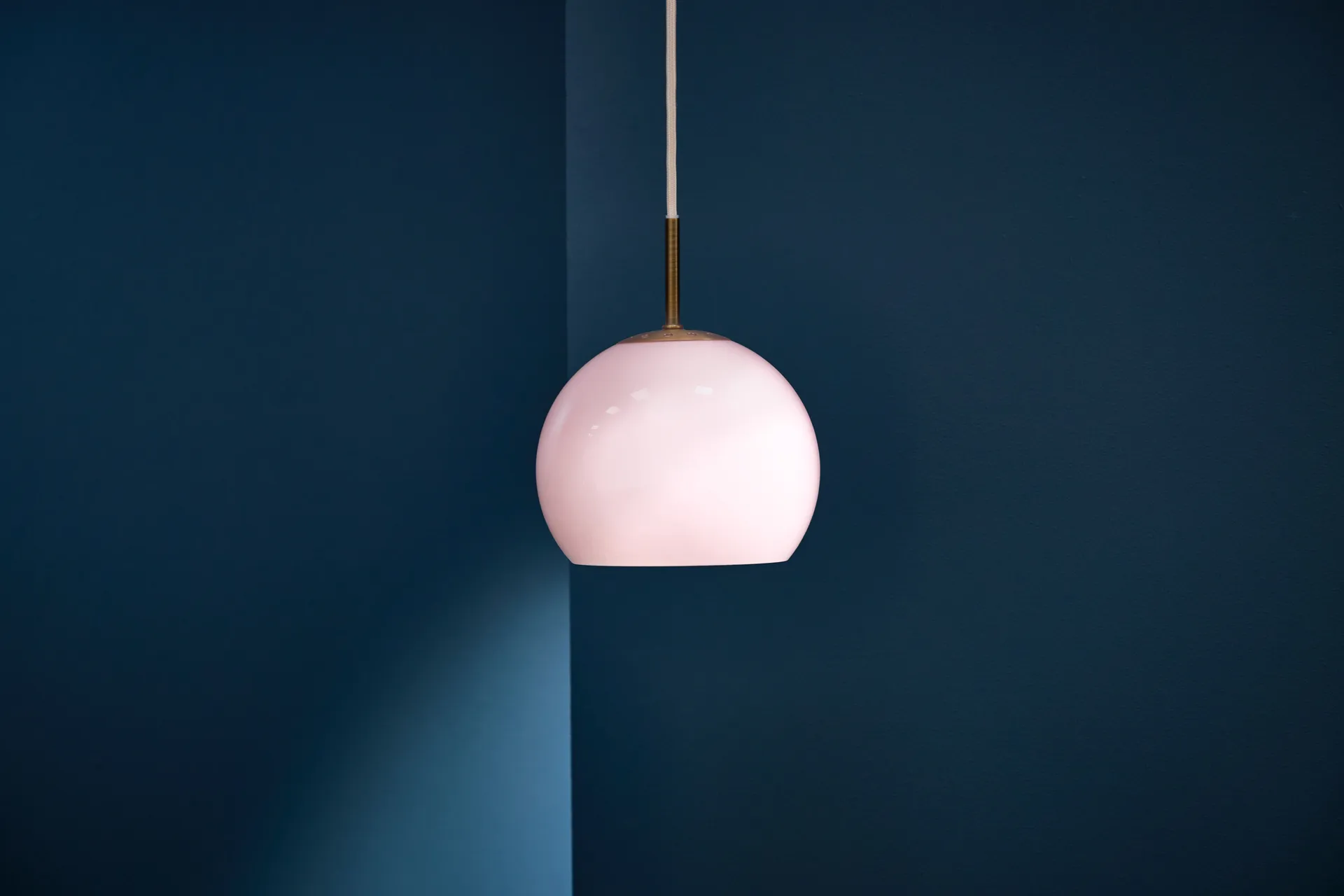 볼 펜던트 조명, Opal rose, Ø18 cm Frandsen