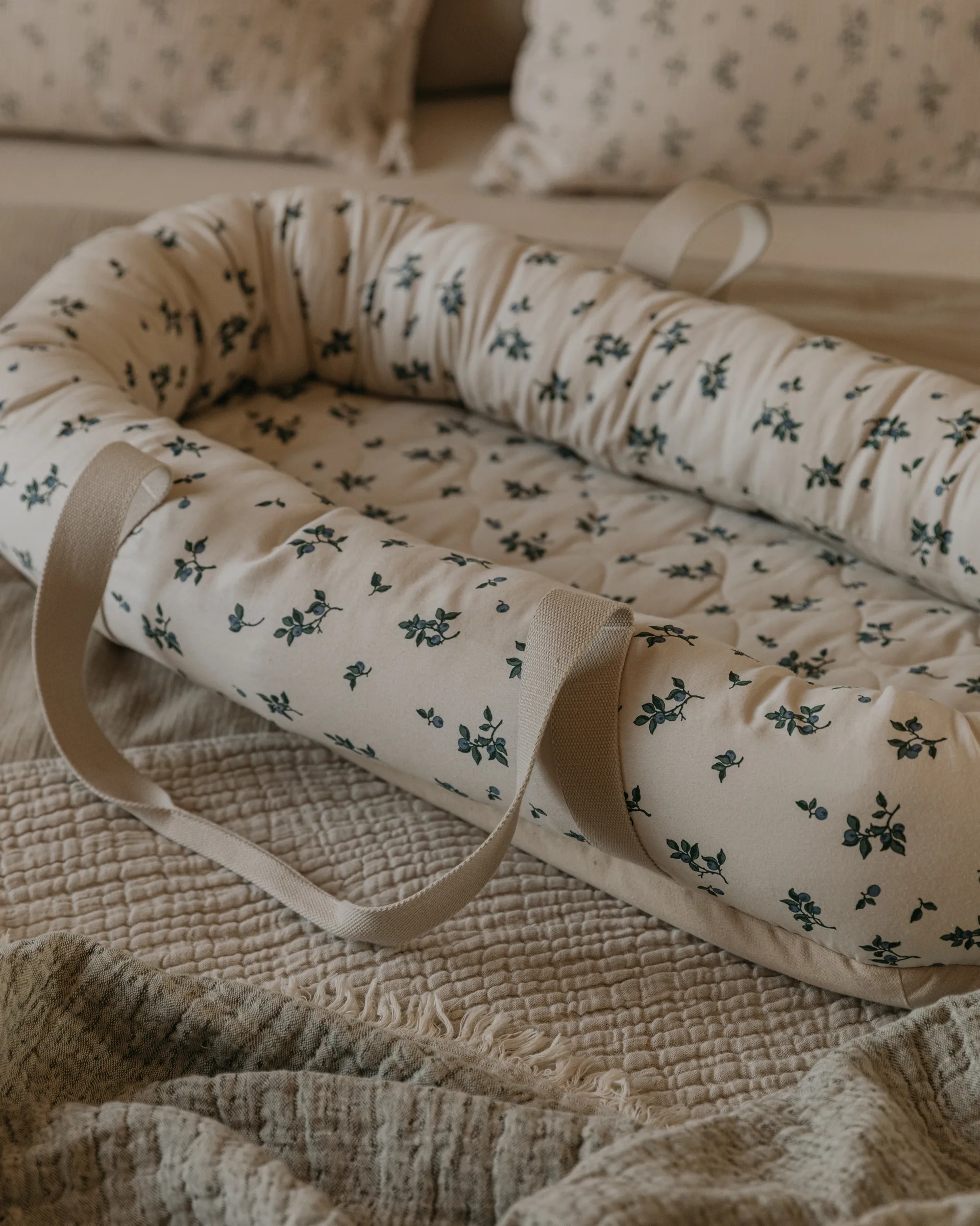 블루베리 새틴 퀼팅 베이비 네스트, 43x87x16 cm Garbo&Friends | 가르보앤프랜즈