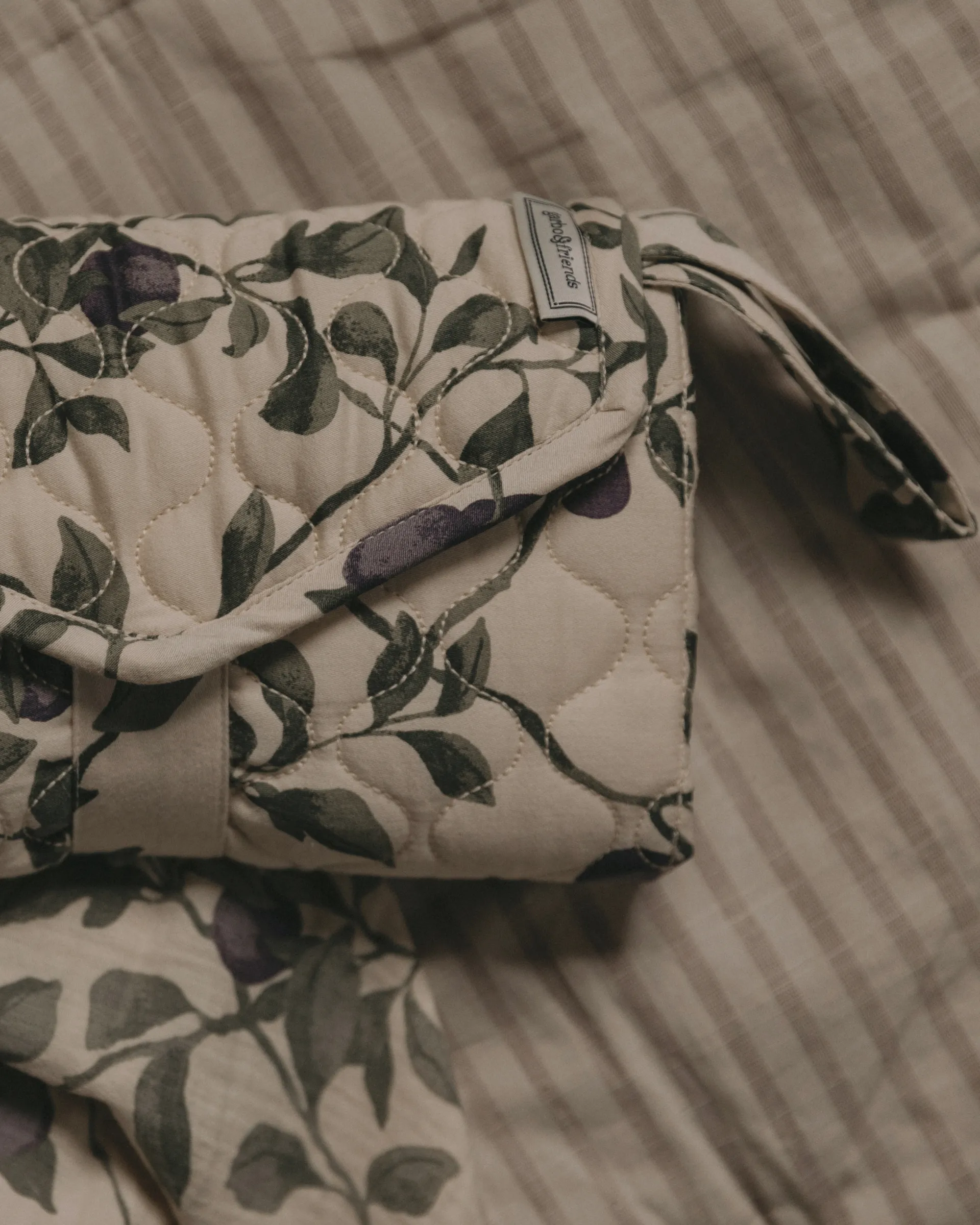 플럼 새틴 퀼팅 기저귀 갈이, 휴대용 기저귀 갈이 패드, 46x80 cm Garbo&Friends | 가르보앤프랜즈