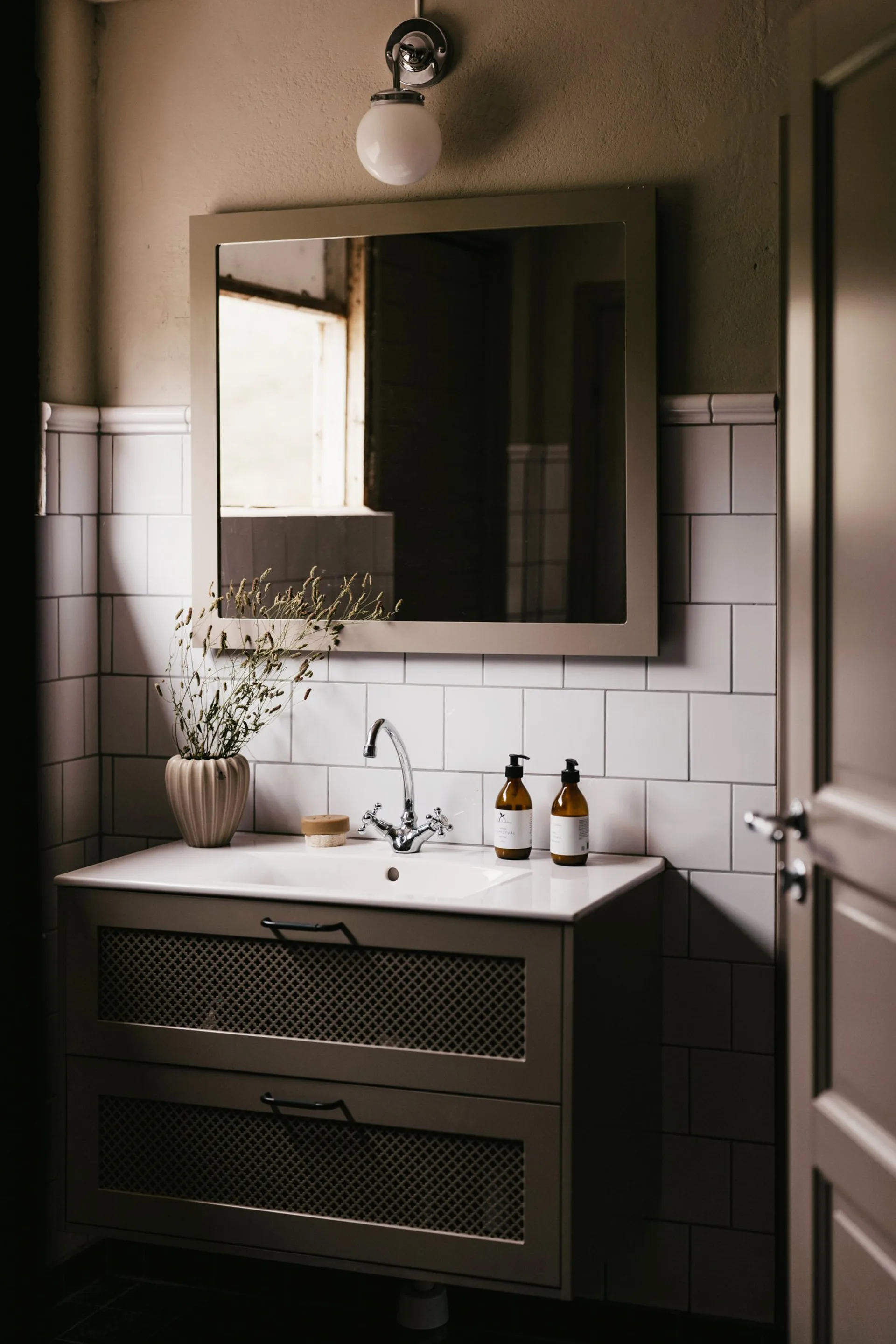 앨리 1 벽 조명 IP44, Chrome-white Globen Lighting | 글로벤라이팅