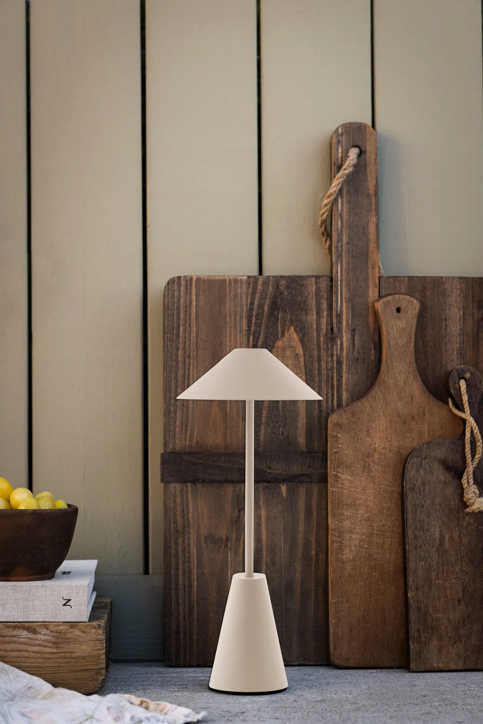 카네스 32 무선 테이블 조명, Mud Globen Lighting | 글로벤라이팅