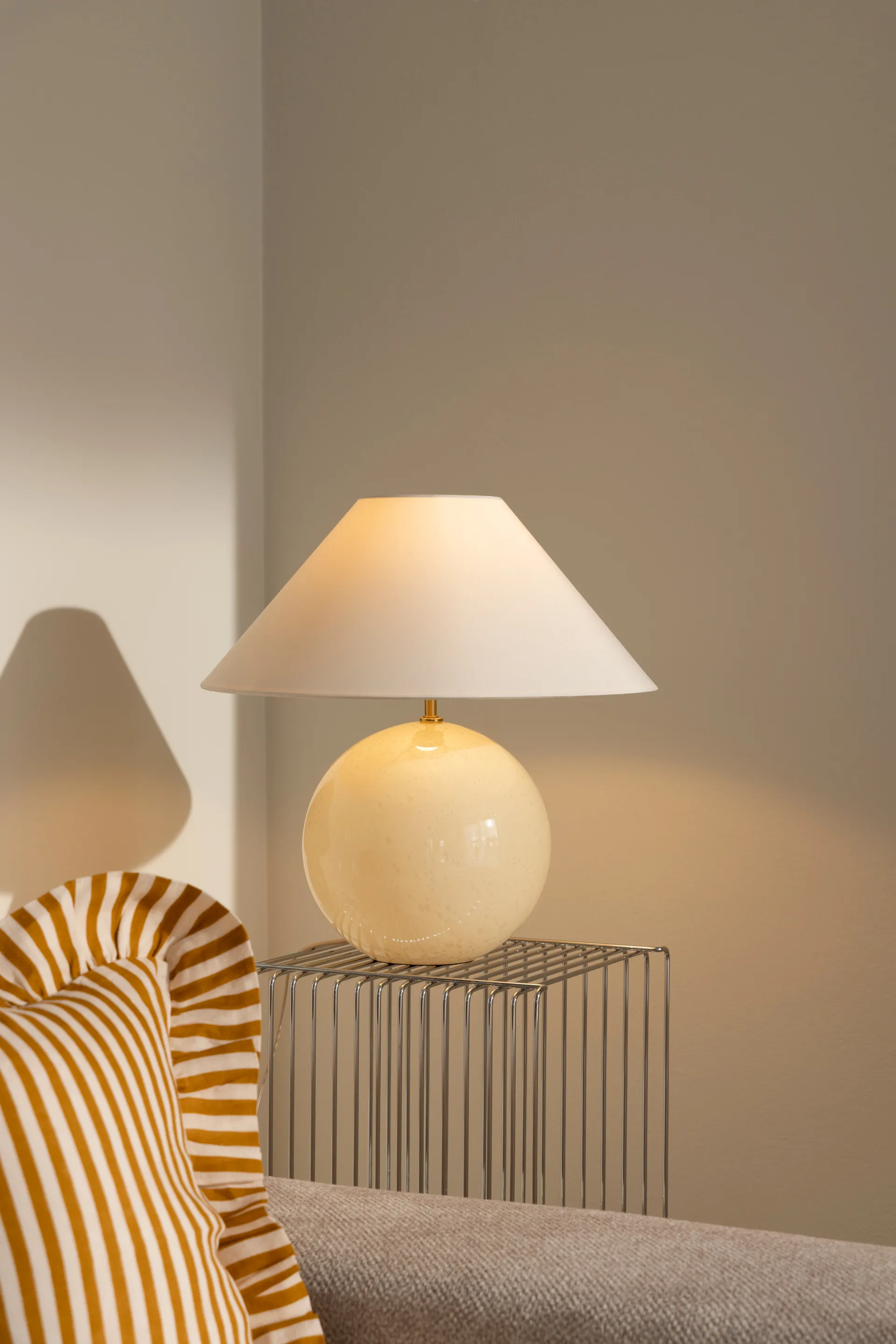 아이리스 45 테이블 조명, White Globen Lighting | 글로벤라이팅