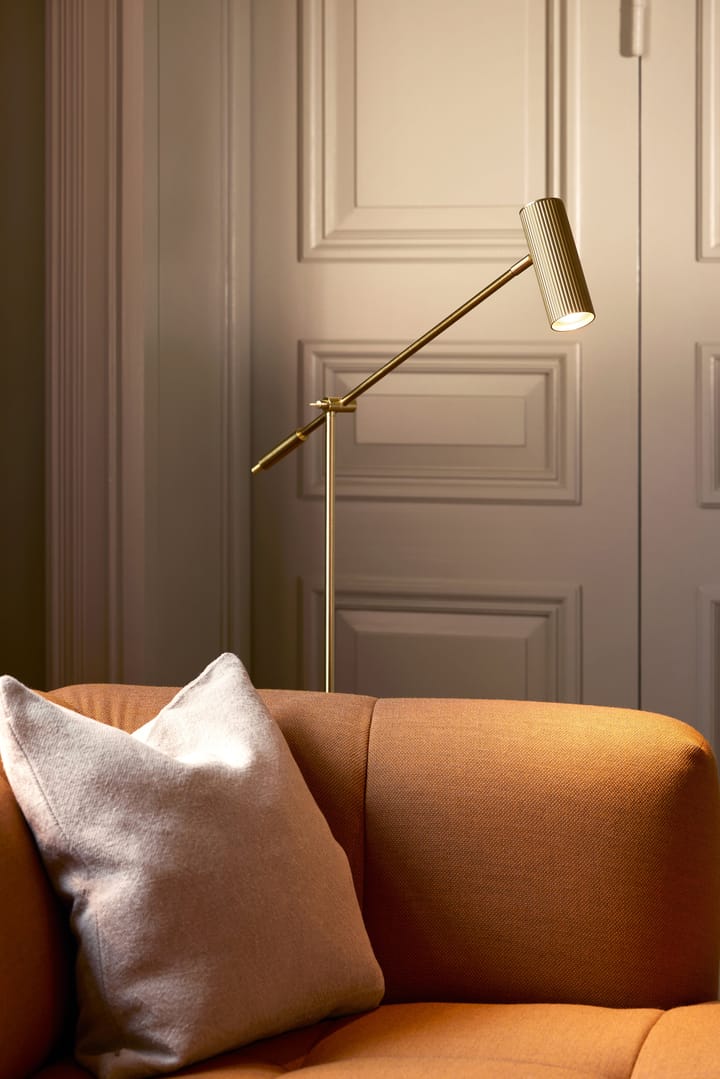 Hubble Read 플로어 조명, Brushed brass Globen Lighting | 글로벤라이팅