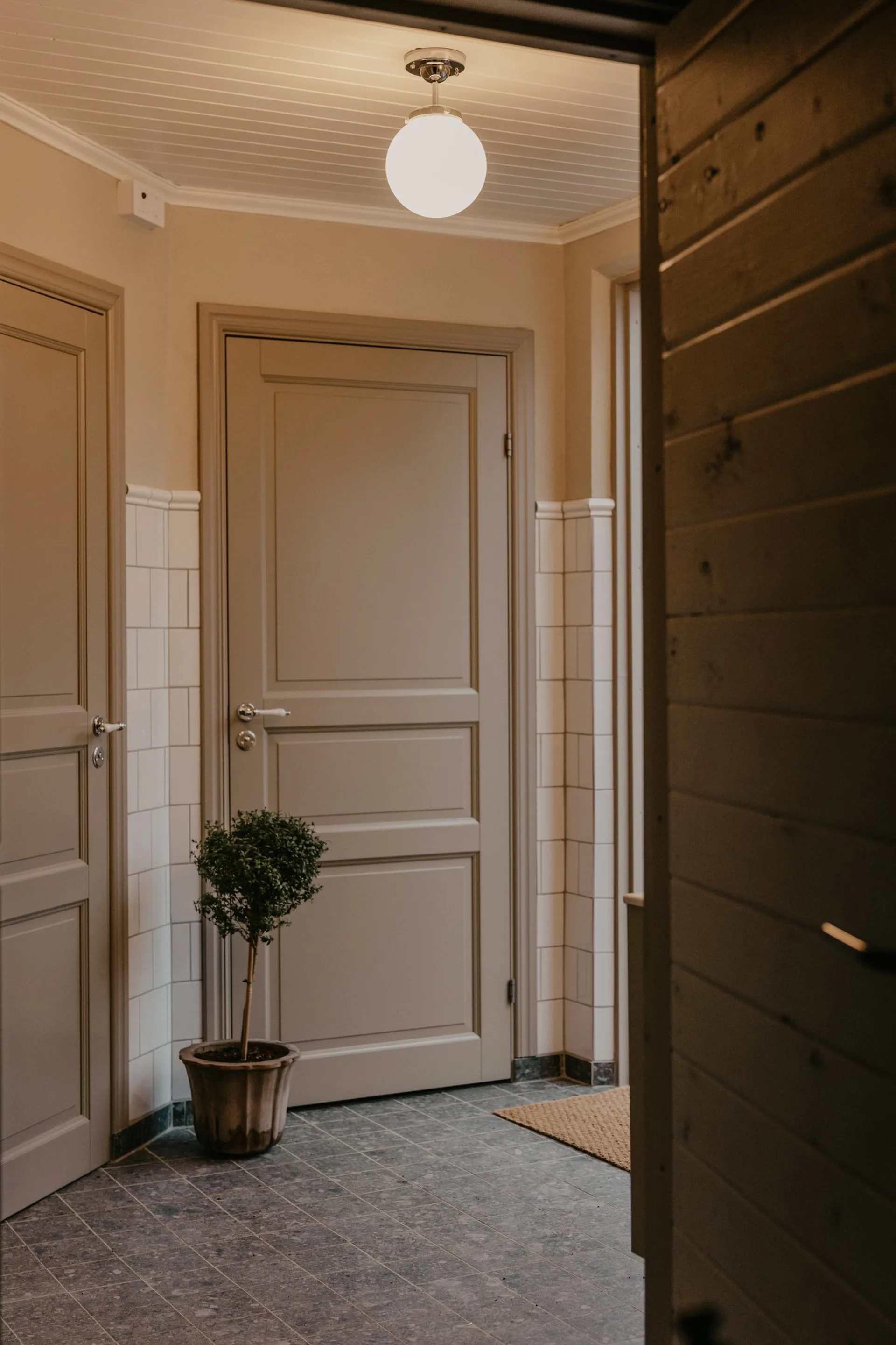 앨리 천장 조명 IP44, Chrome Globen Lighting | 글로벤라이팅