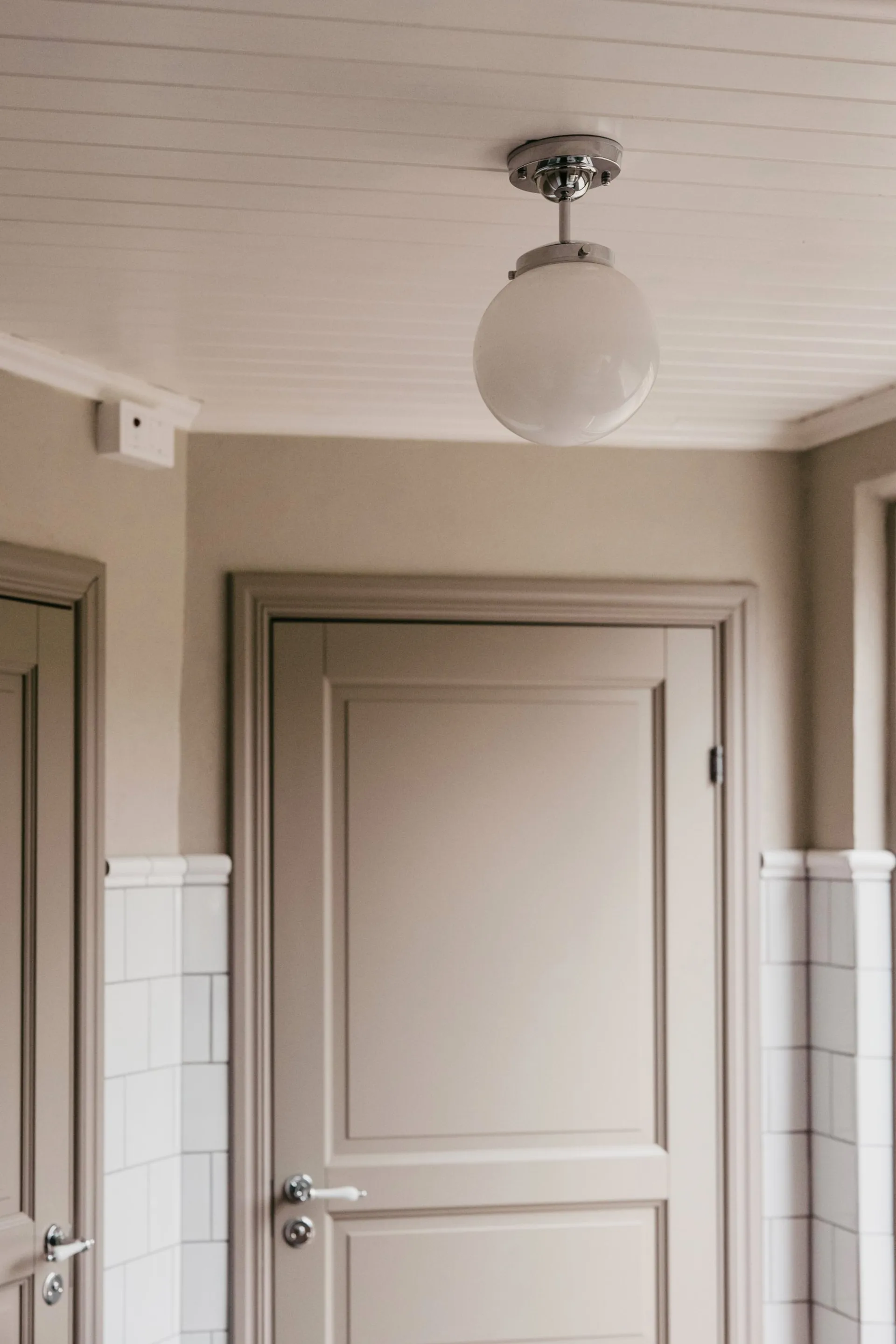 앨리 천장 조명 IP44, Chrome Globen Lighting | 글로벤라이팅