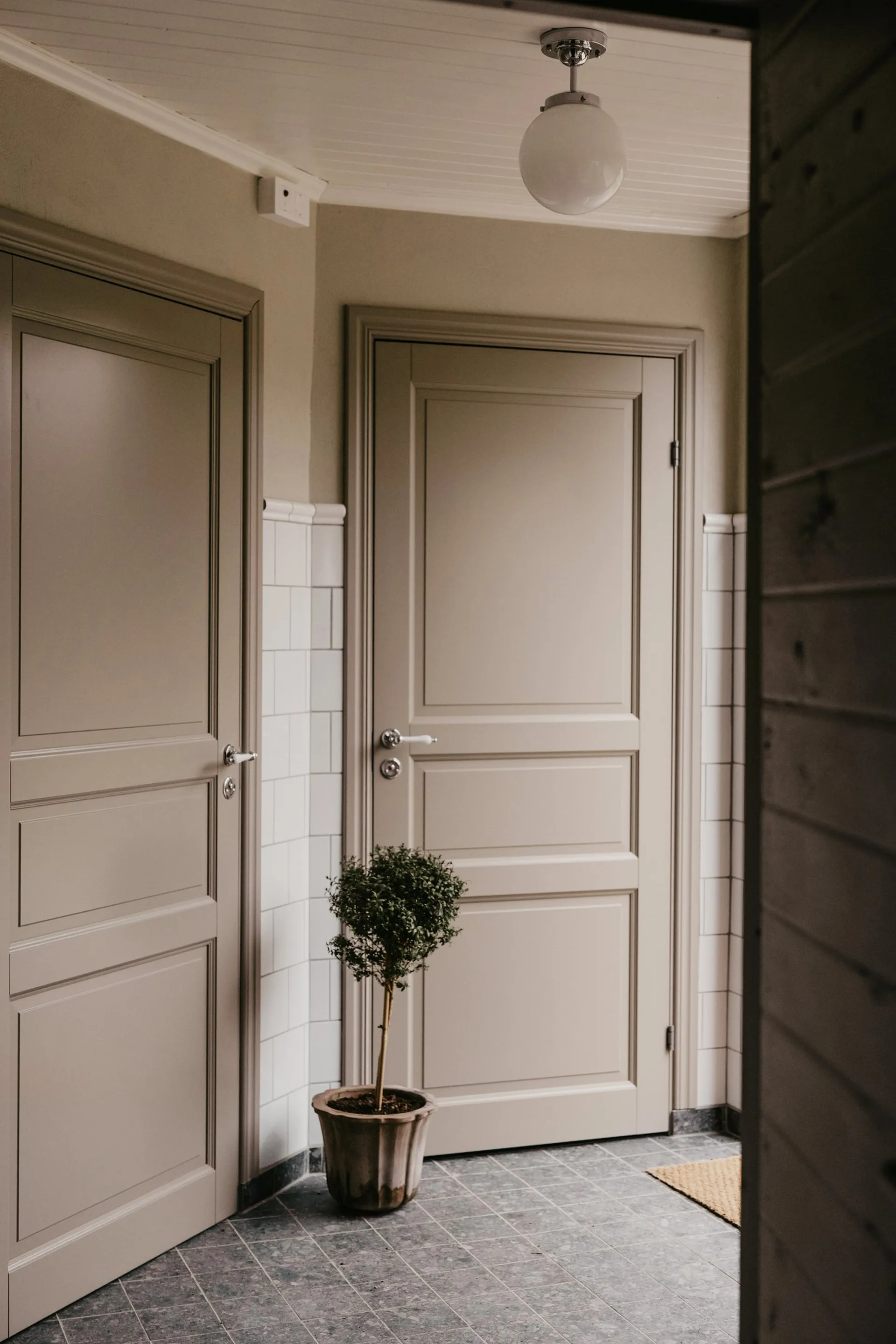 앨리 천장 조명 IP44, Chrome Globen Lighting | 글로벤라이팅