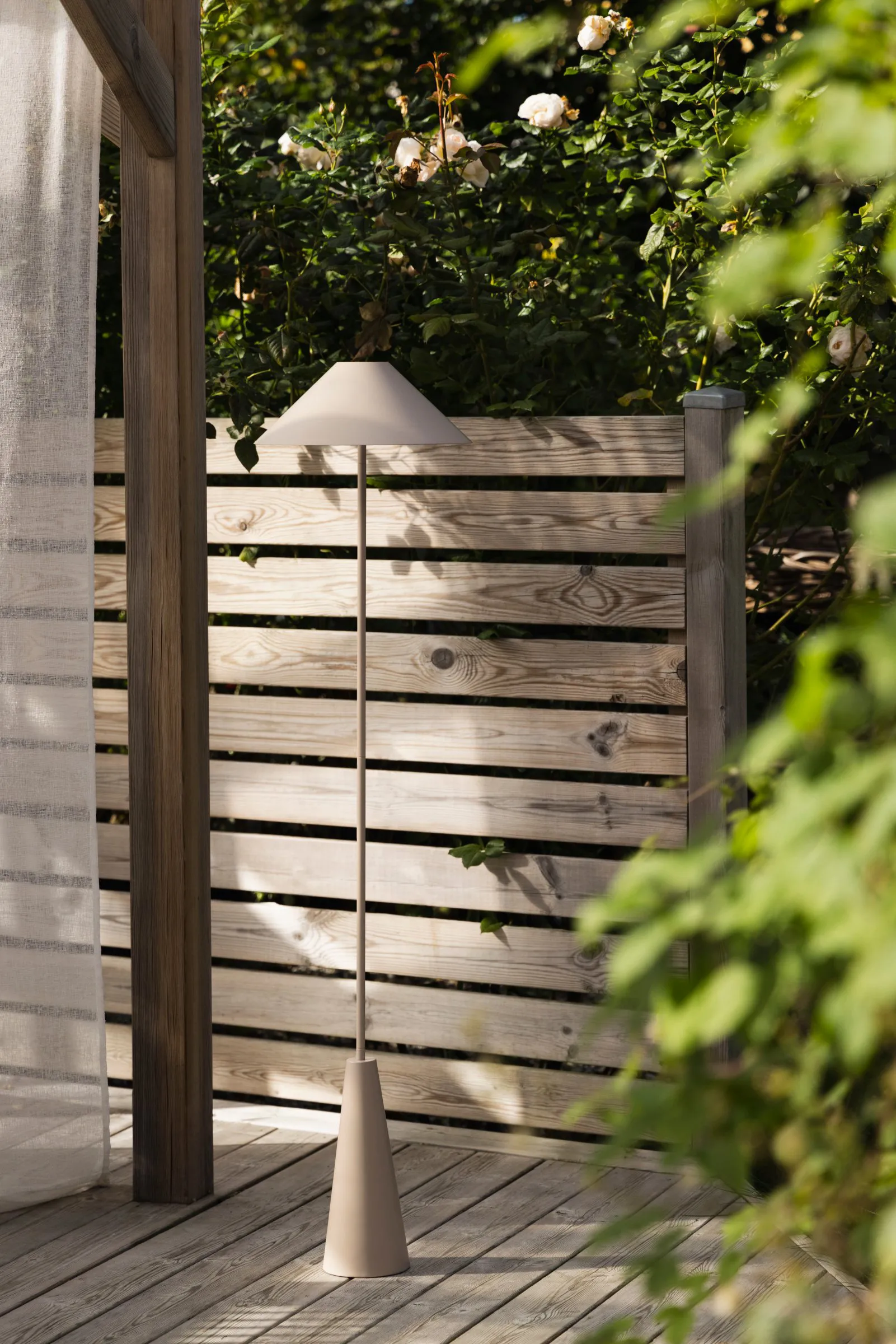 카네스 무선 플로어 조명, Mud Globen Lighting | 글로벤라이팅