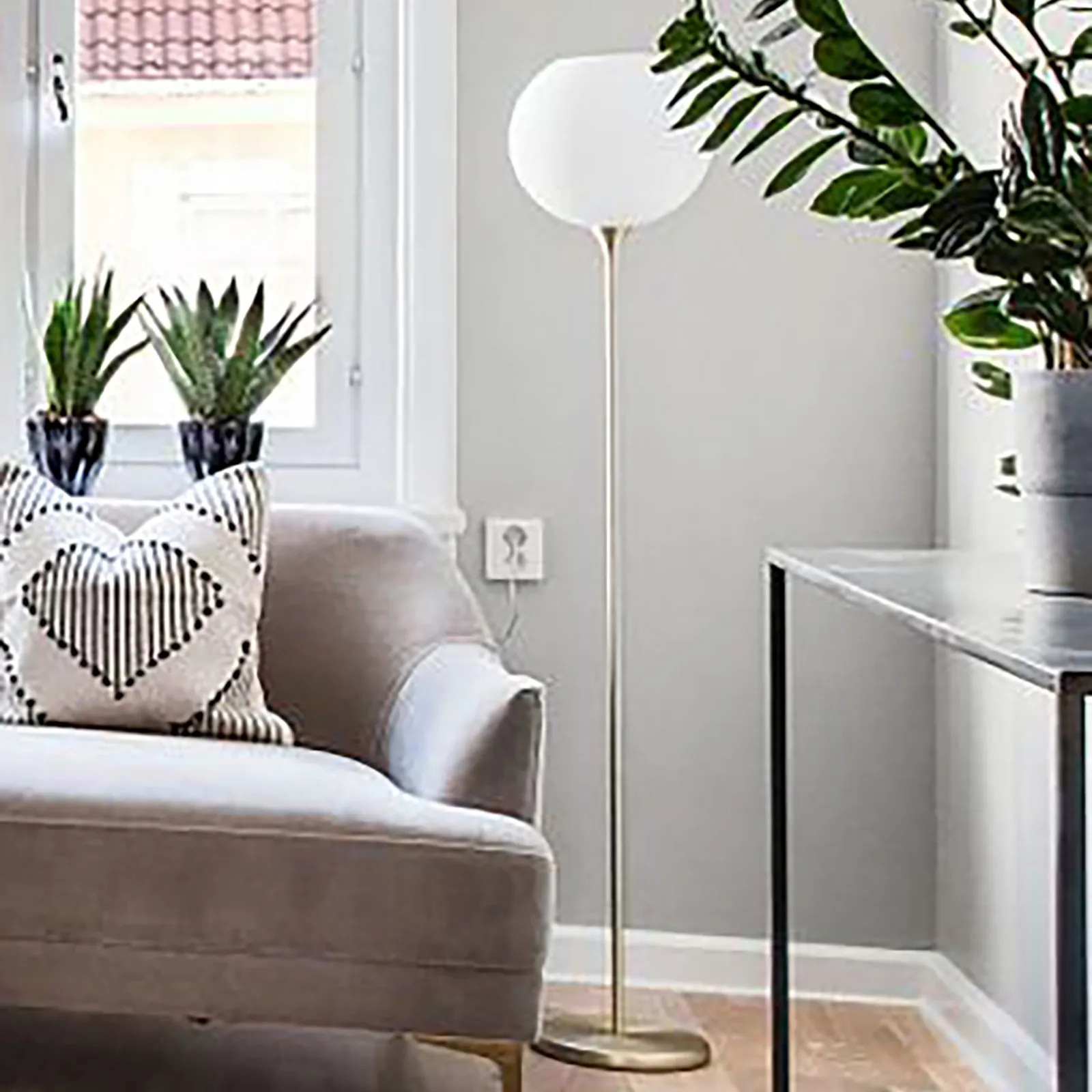 보울 플로어 조명 opal glass, Brushed brass Globen Lighting | 글로벤라이팅