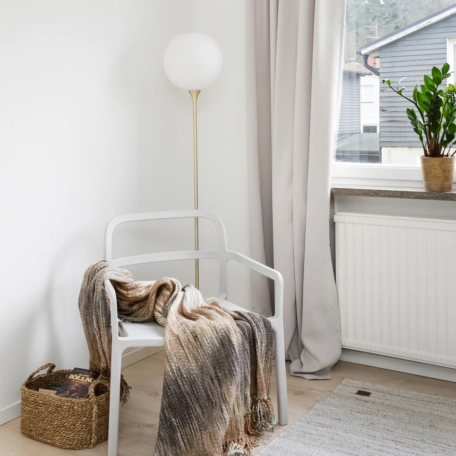 보울 플로어 조명 opal glass, Brushed brass Globen Lighting | 글로벤라이팅