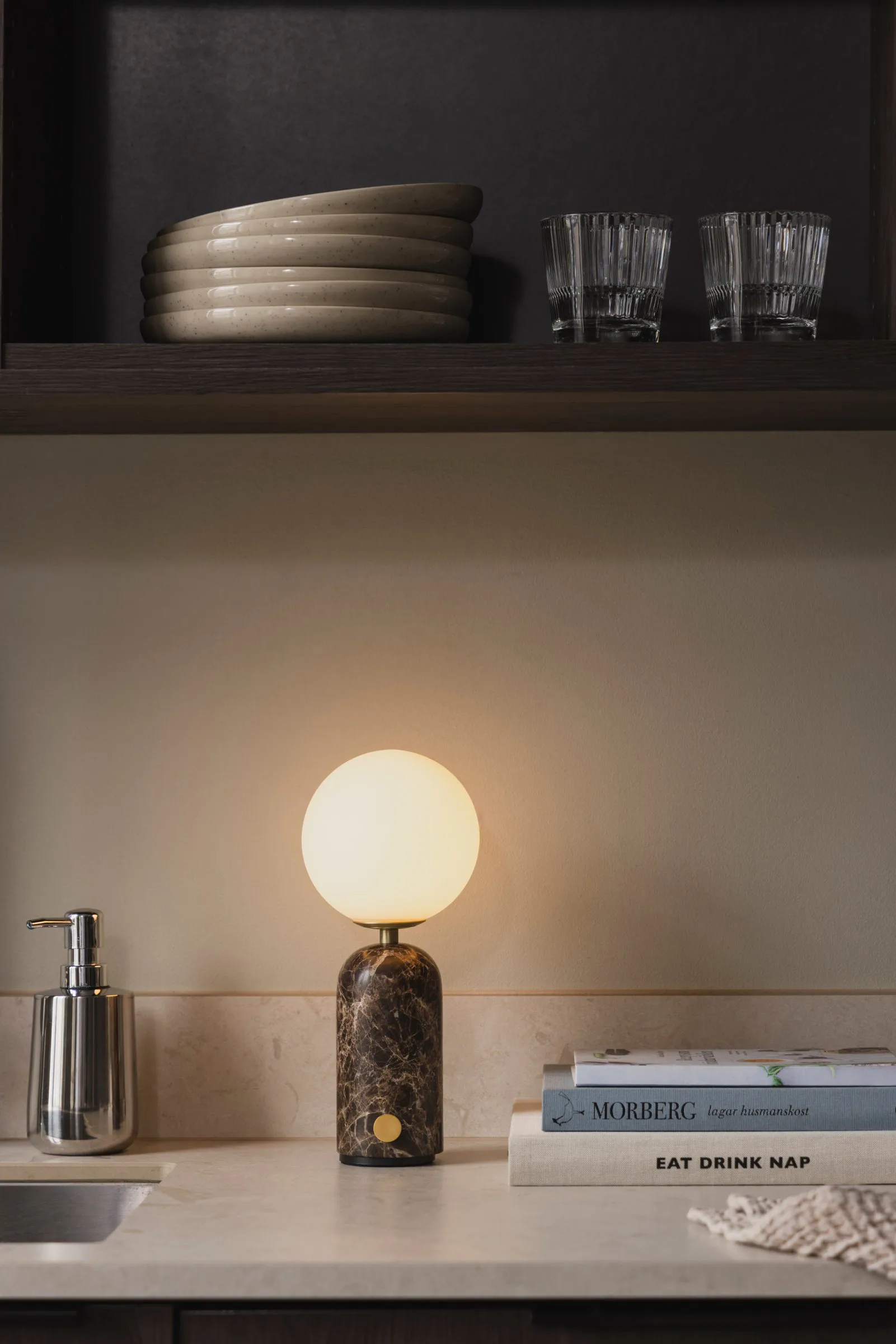 Torrano 무선 테이블 조명, 브라운 대리석, 27,5 cm Globen Lighting | 글로벤라이팅